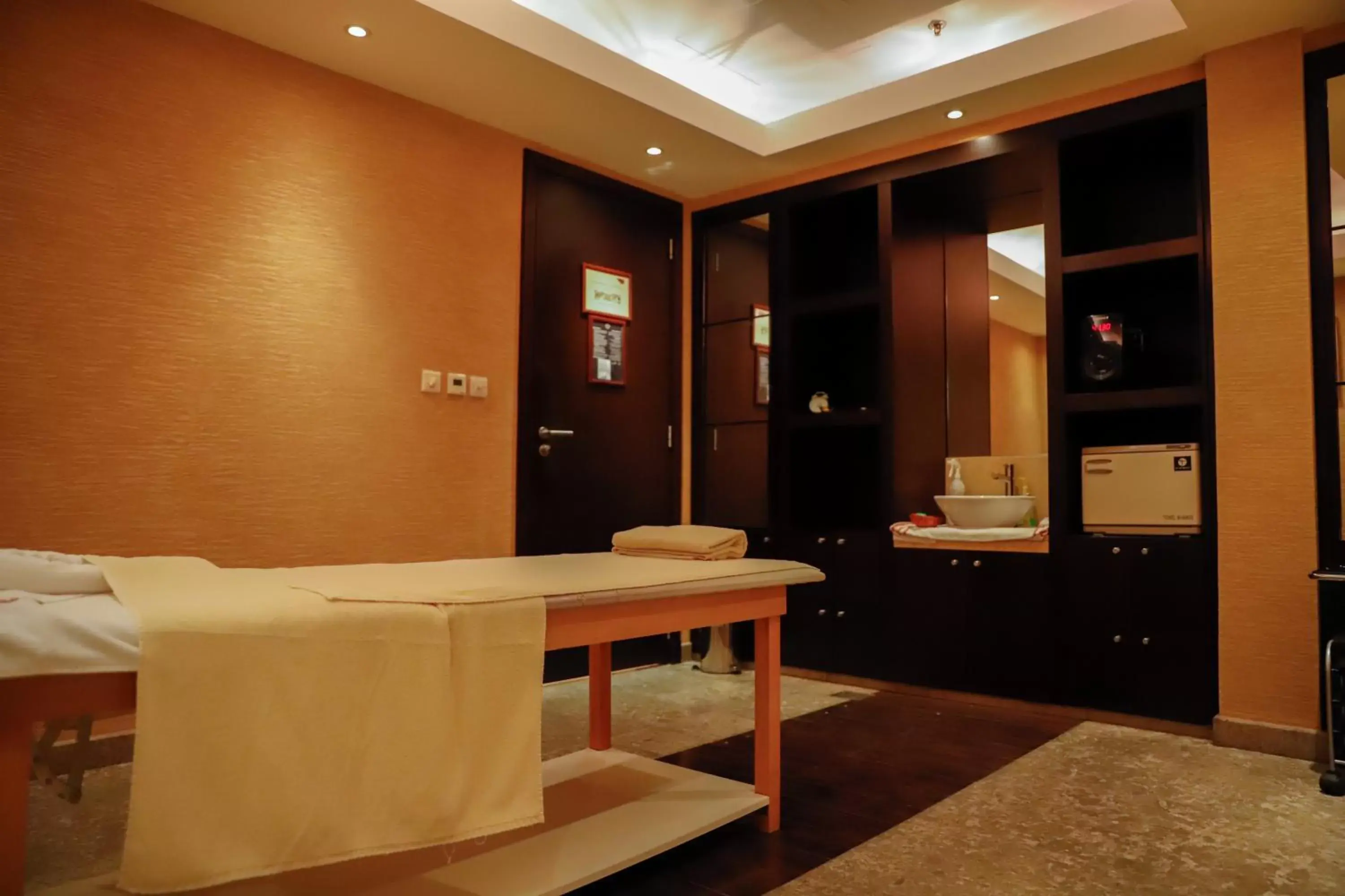 Spa and wellness centre/facilities, Bathroom in Crowne Plaza Sohar, an IHG Hotel