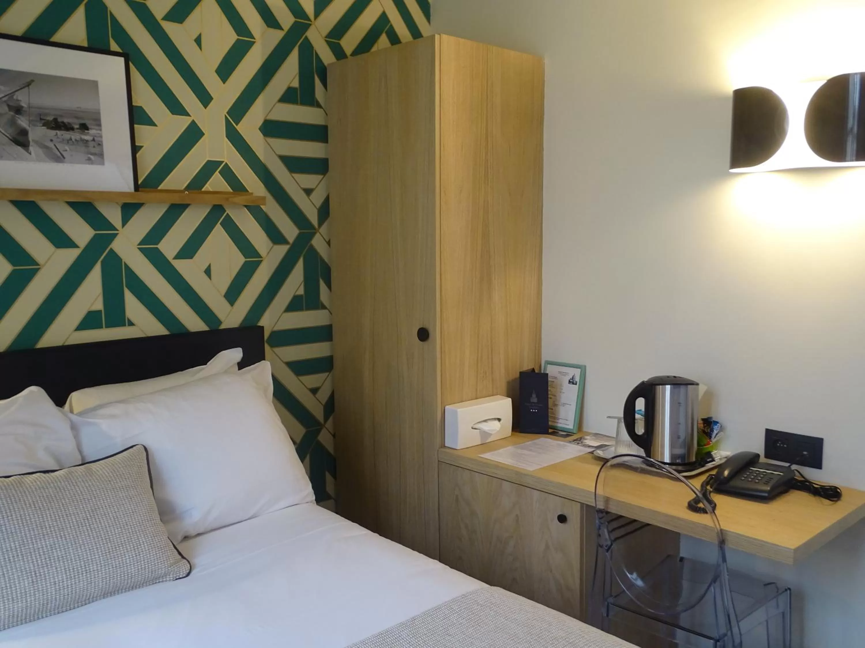 Bed in Hotel de France Invalides