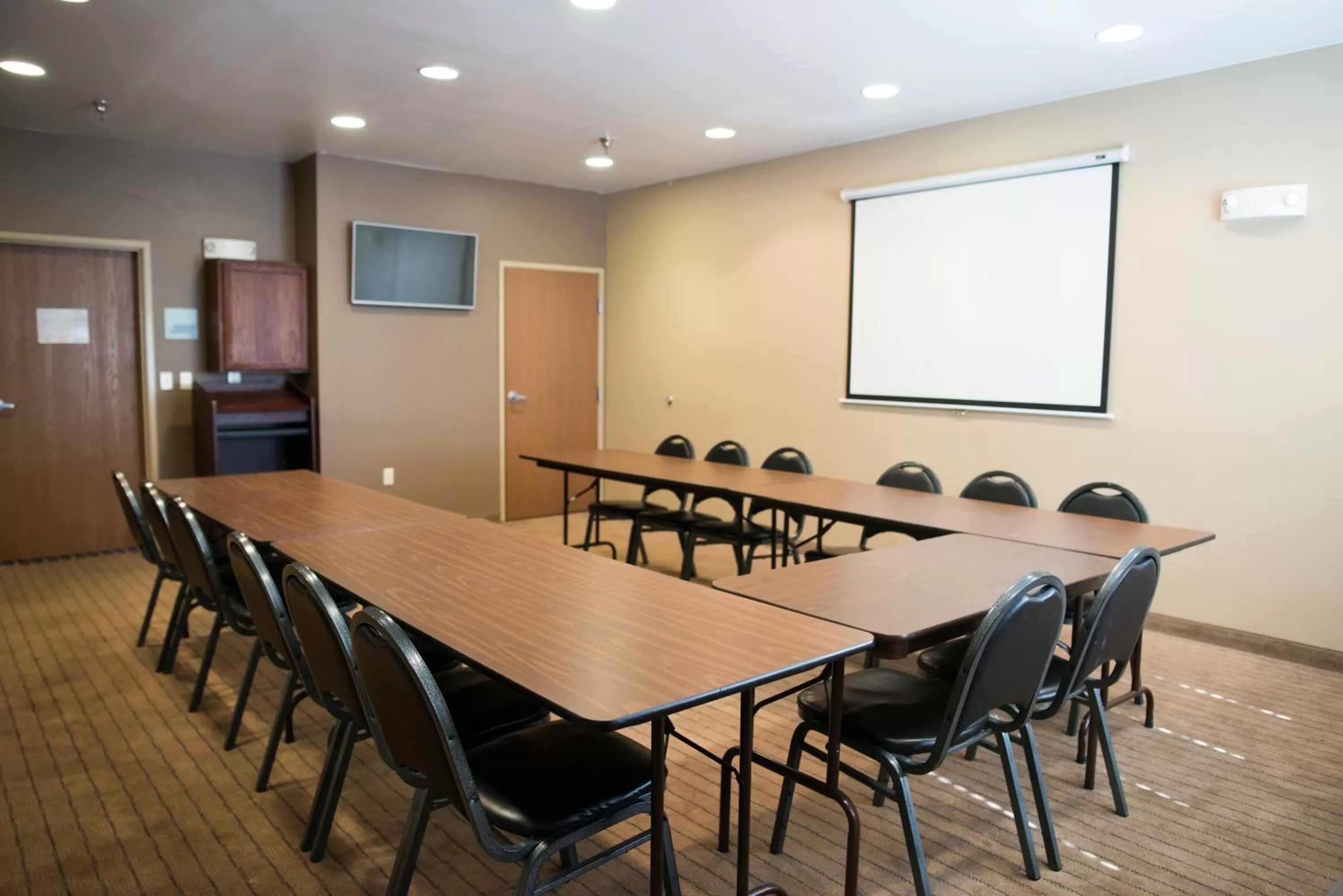 Meeting/conference room in Holiday Inn Express Devils Lake by IHG