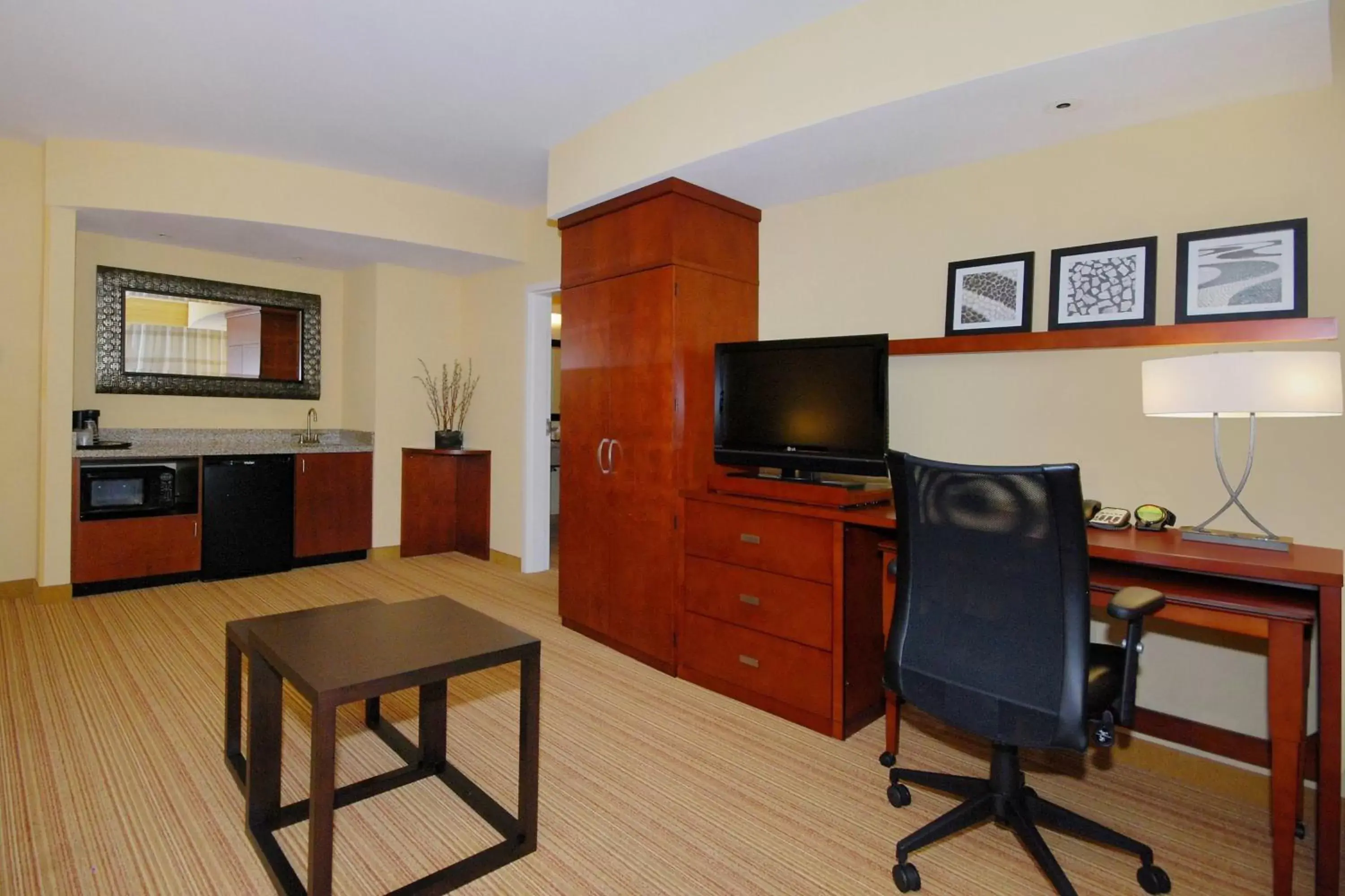 Photo of the whole room, TV/Entertainment Center in Courtyard by Marriott Vicksburg