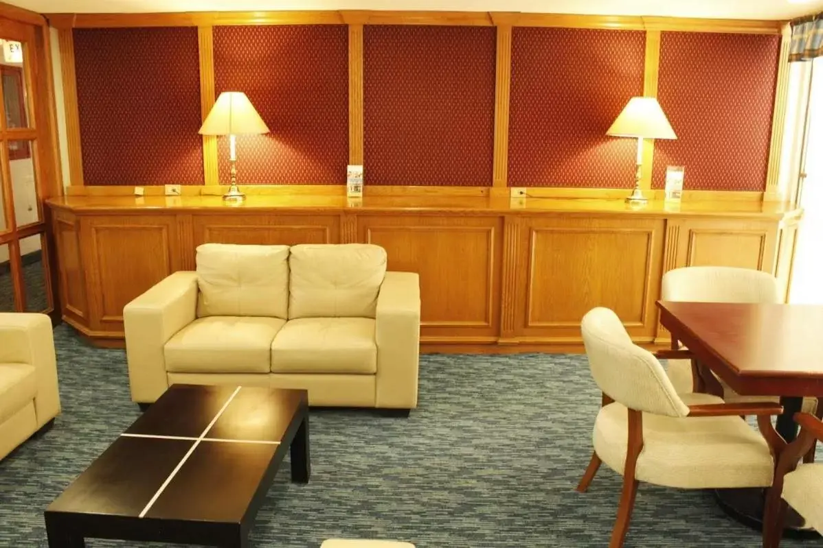 Seating Area in Quality Inn & Suites Saltillo Eurotel