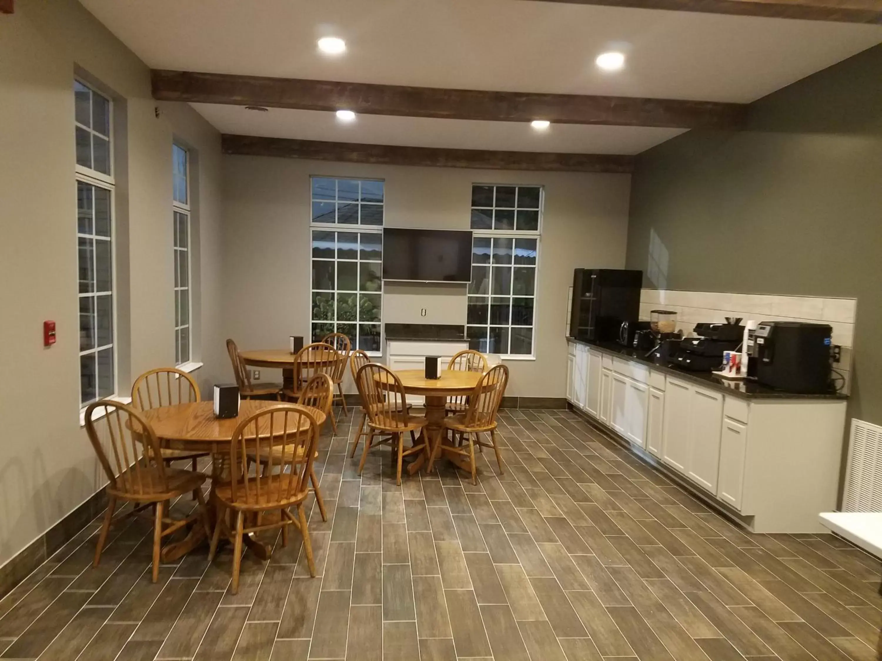 Lobby or reception, Kitchen/Kitchenette in Meriwether Country Inn