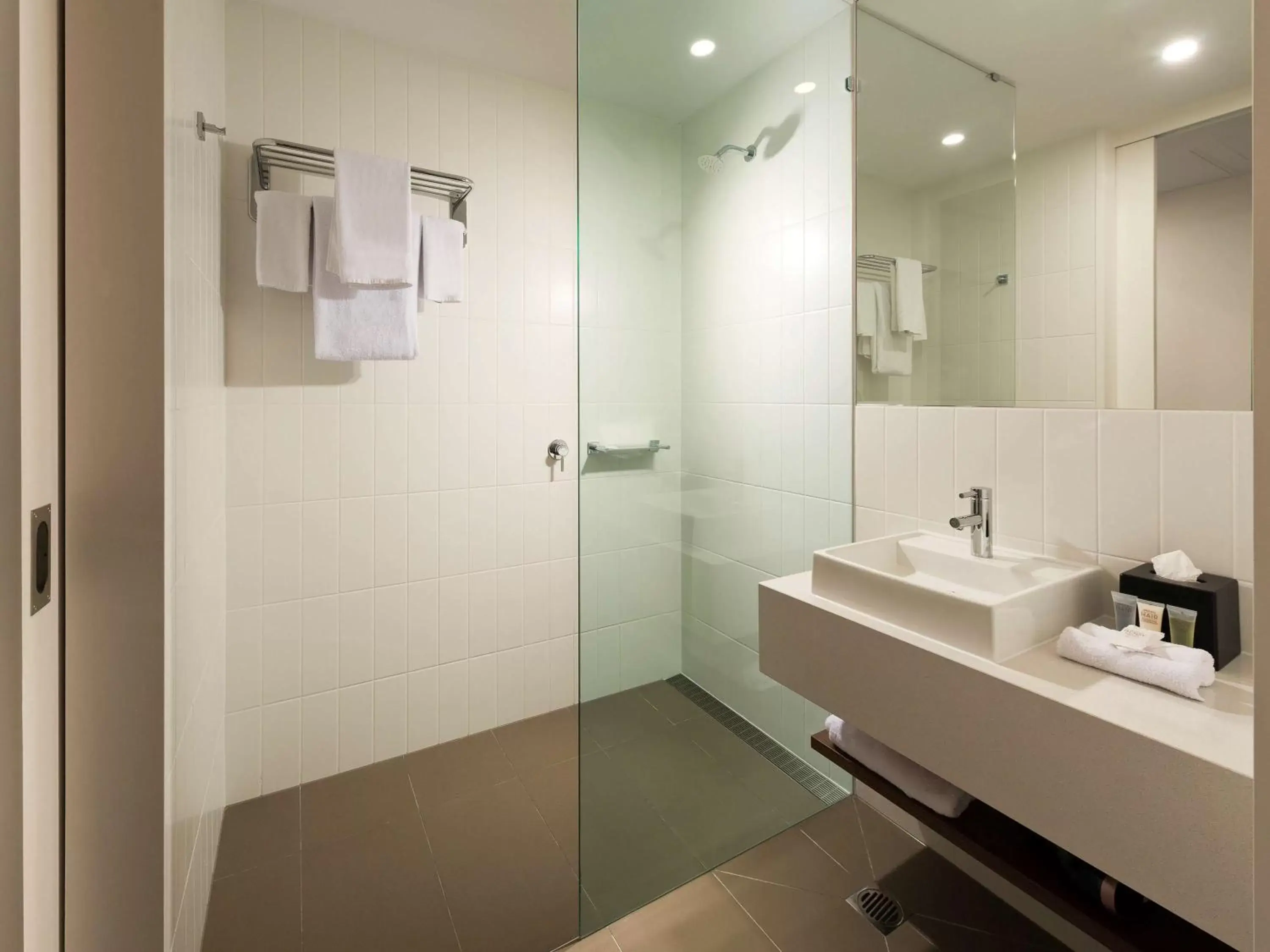 Photo of the whole room, Bathroom in ibis Brisbane Airport