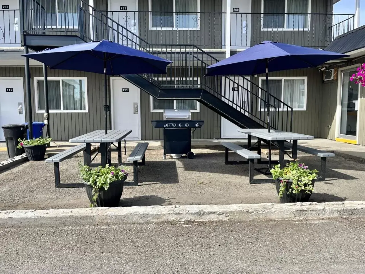 BBQ facilities, Property Building in Anavada Inn & Suites - Prince George