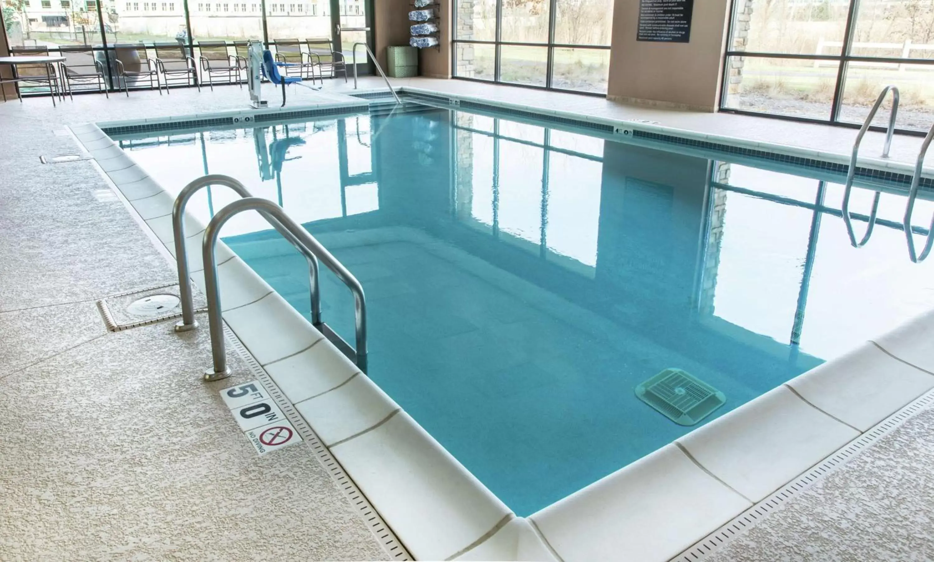 Swimming Pool in Hampton Inn & Suites Chicago Deer Park