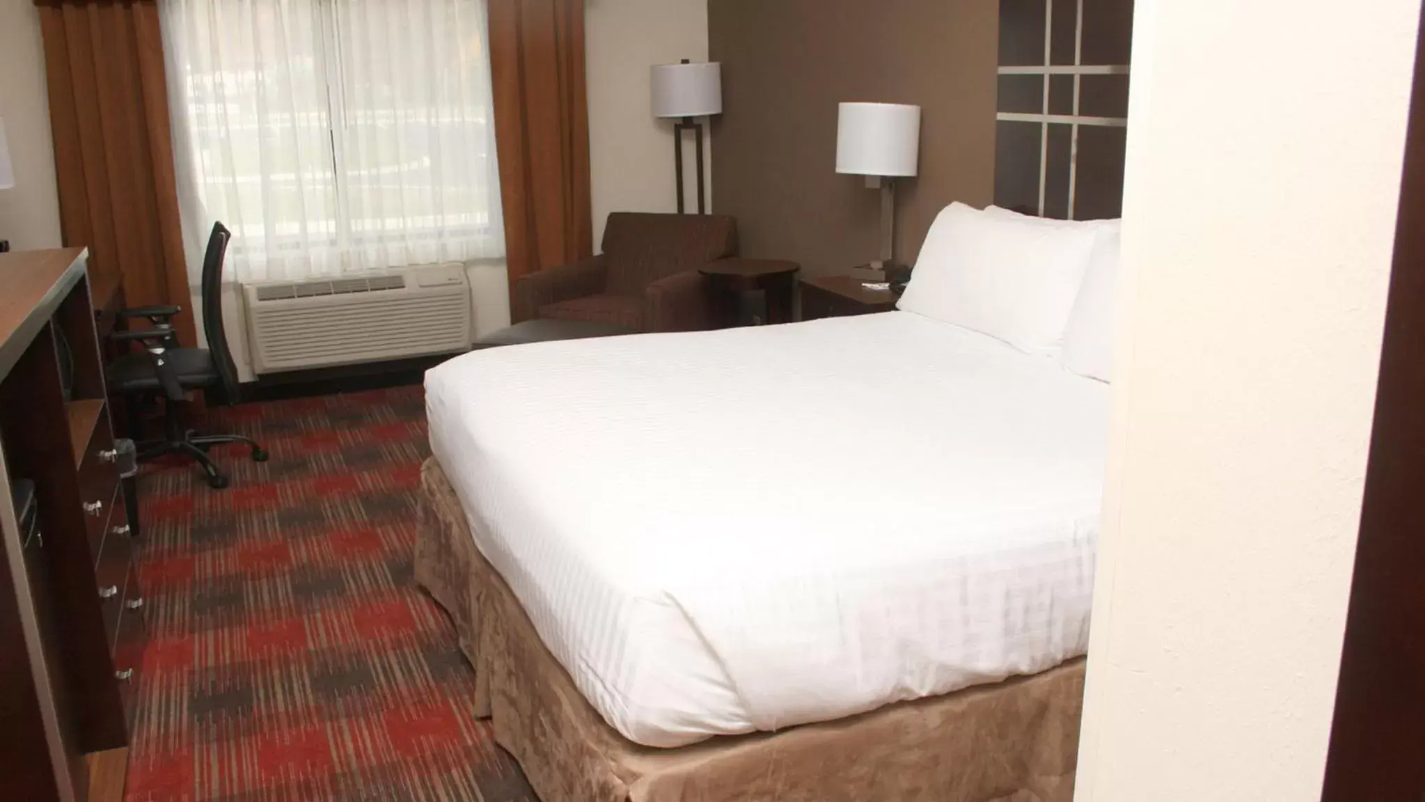 Photo of the whole room, Bed in Holiday Inn Express & Suites Cumberland - La Vale, an IHG Hotel