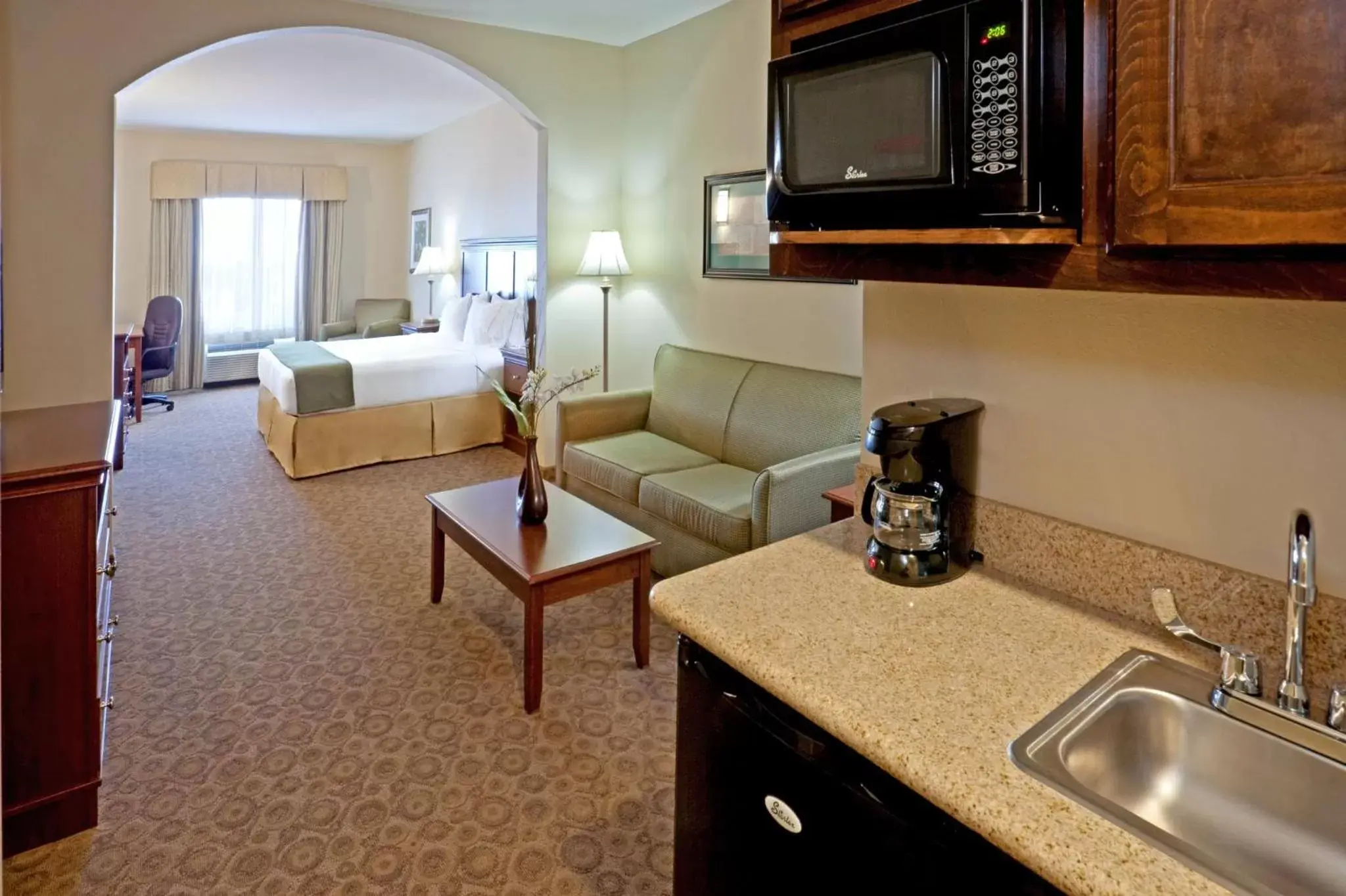 Bedroom, Kitchen/Kitchenette in Holiday Inn Express Hotel & Suites Cedar Hill, an IHG Hotel