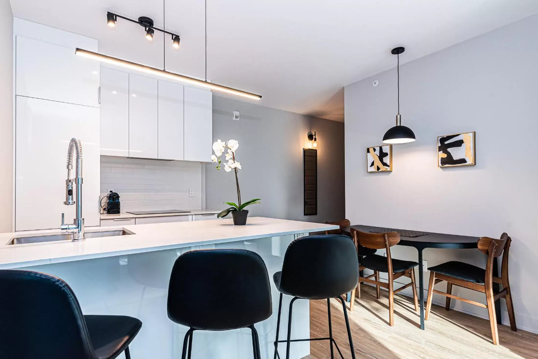 Dining area in WRFY Griffintown Apartment