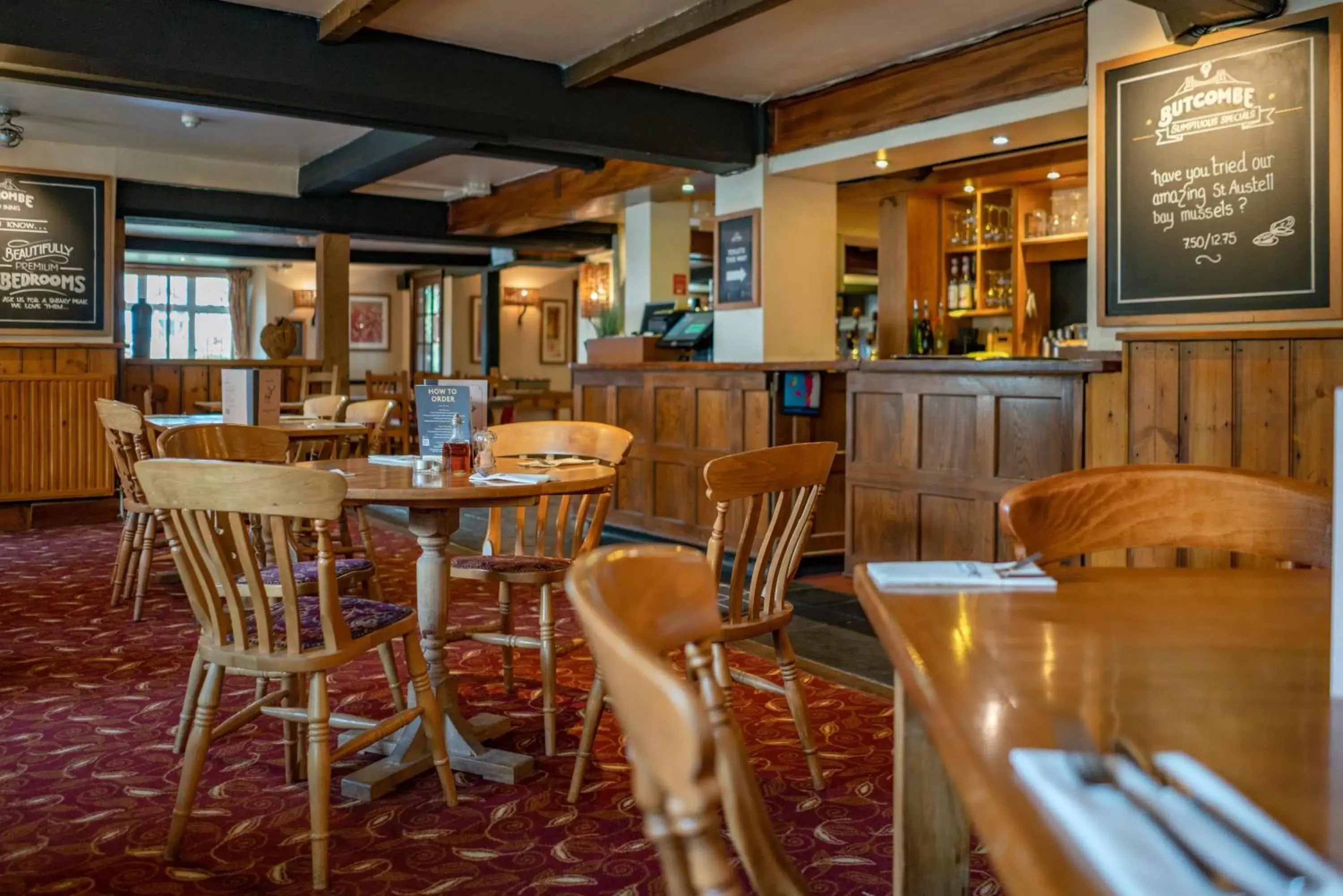 Lounge or bar, Restaurant/Places to Eat in The White Hart, Wroughton