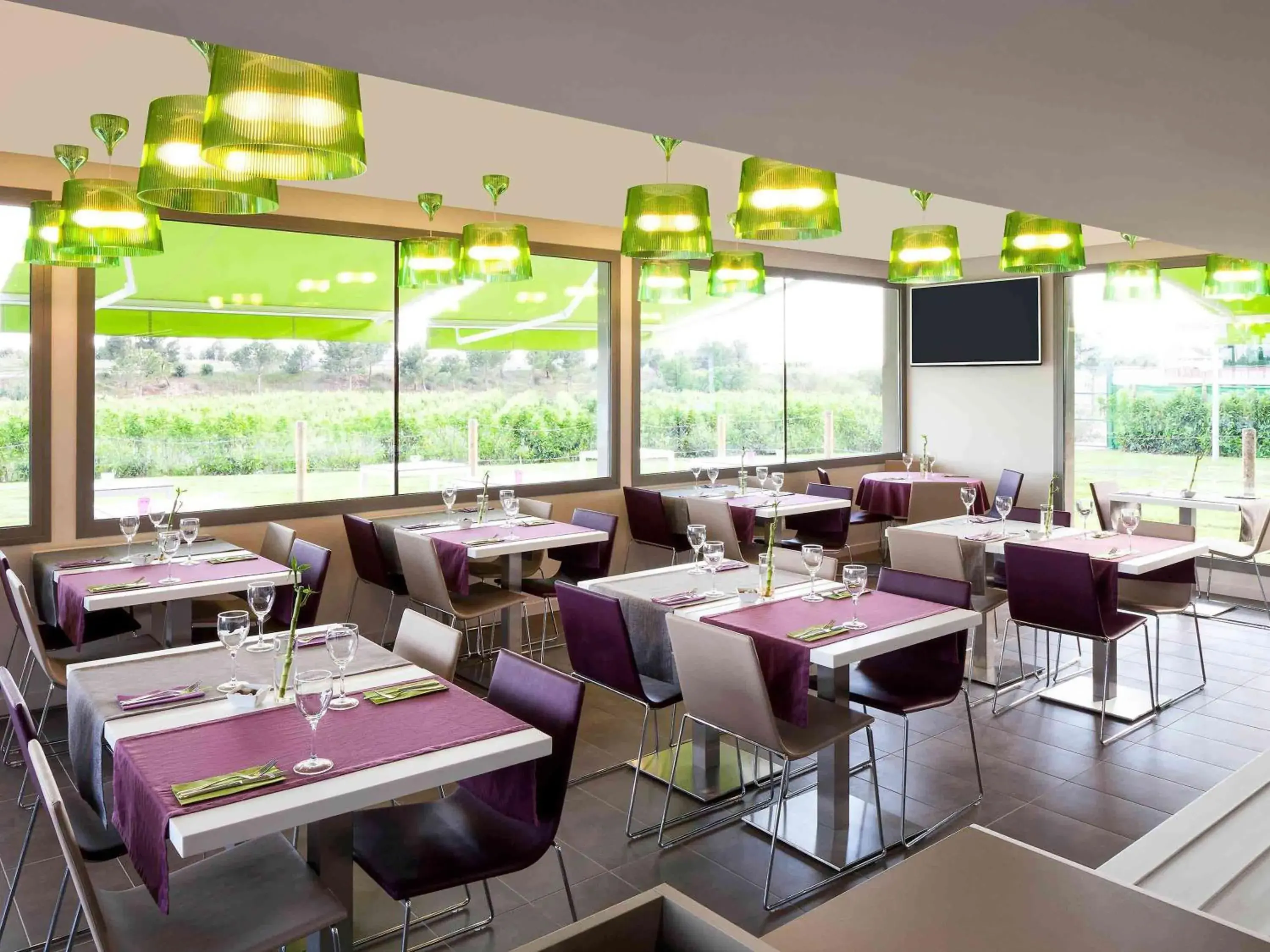 Restaurant/Places to Eat in ibis Styles Lleida Torrefarrera