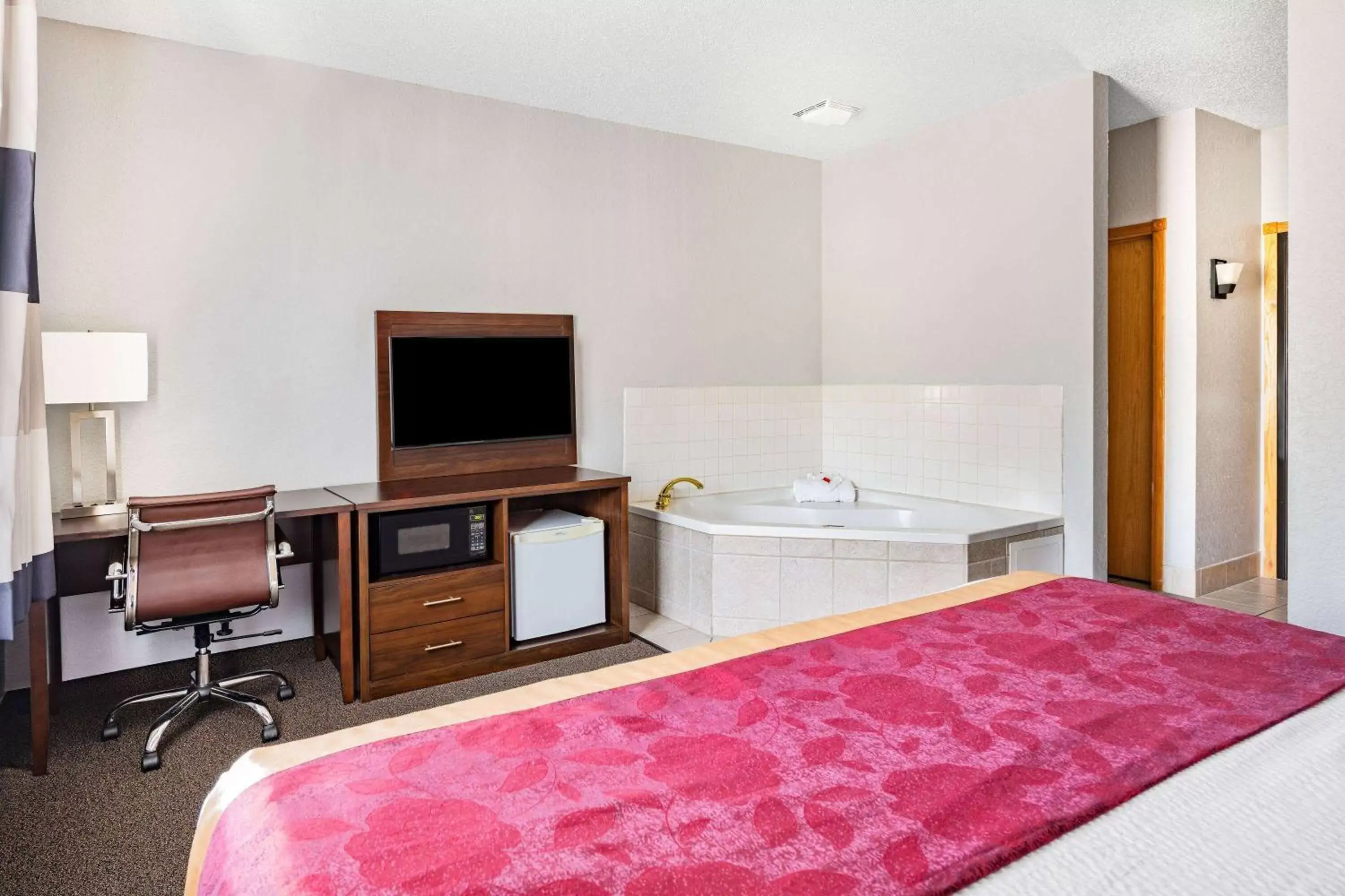 Bed, TV/Entertainment Center in Ramada by Wyndham Keystone Near Mt Rushmore