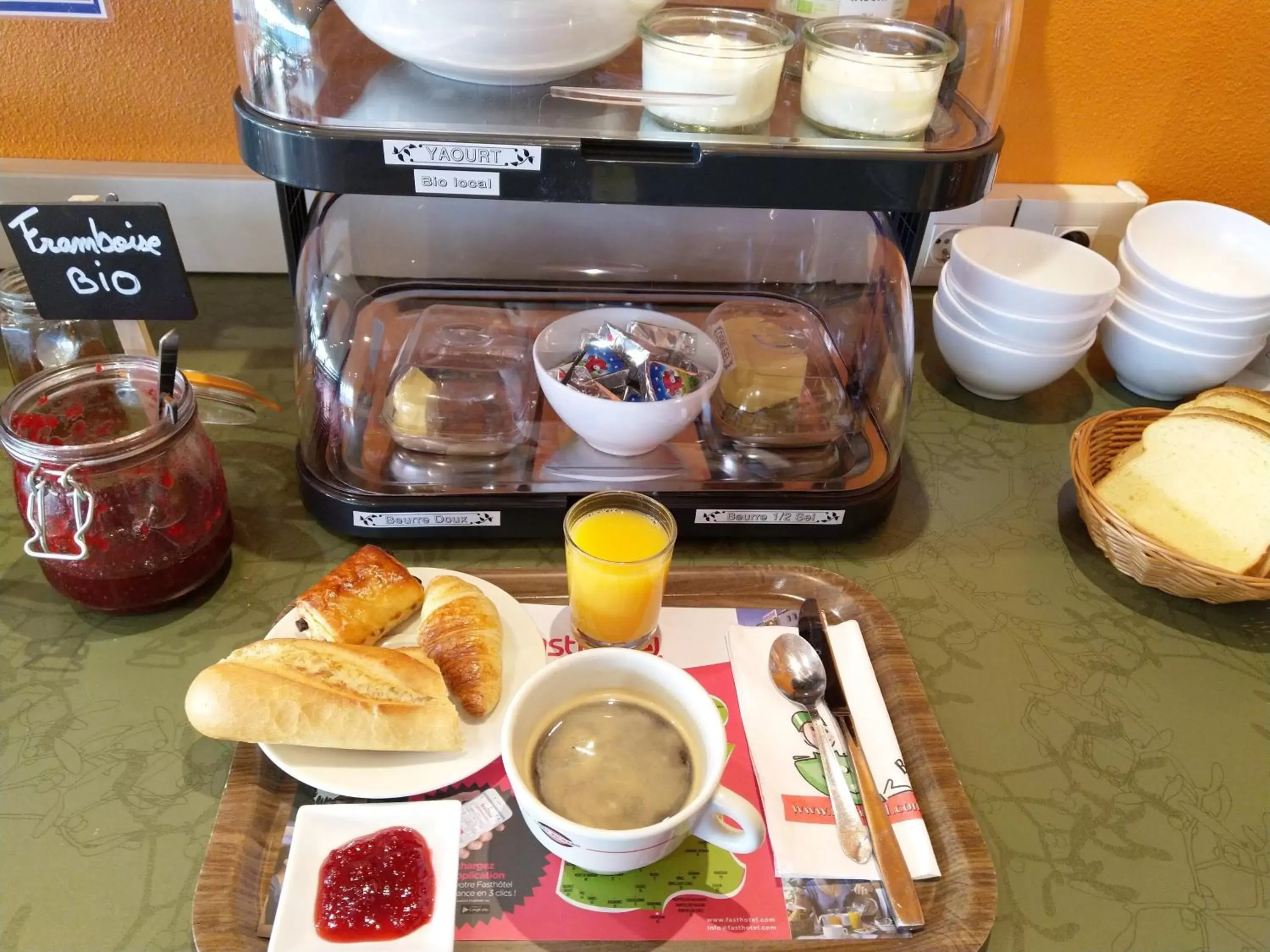 Coffee/tea facilities, Breakfast in Fasthotel Well inn Mâcon sud