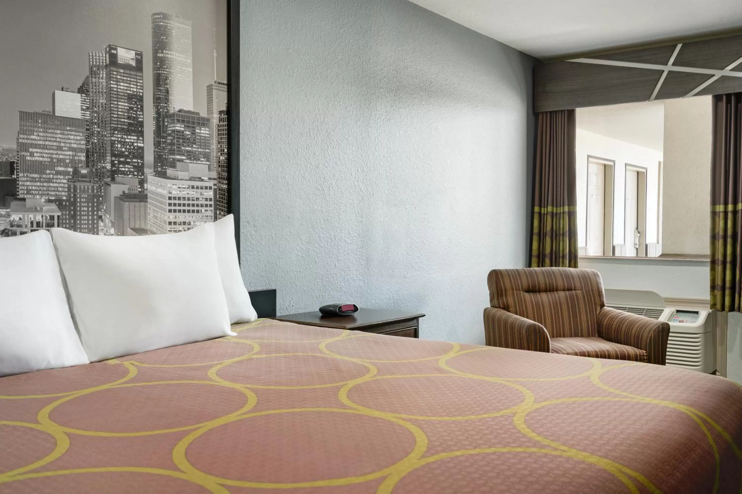 Bed in Super 8 by Wyndham Houston/Dtwn/I-610