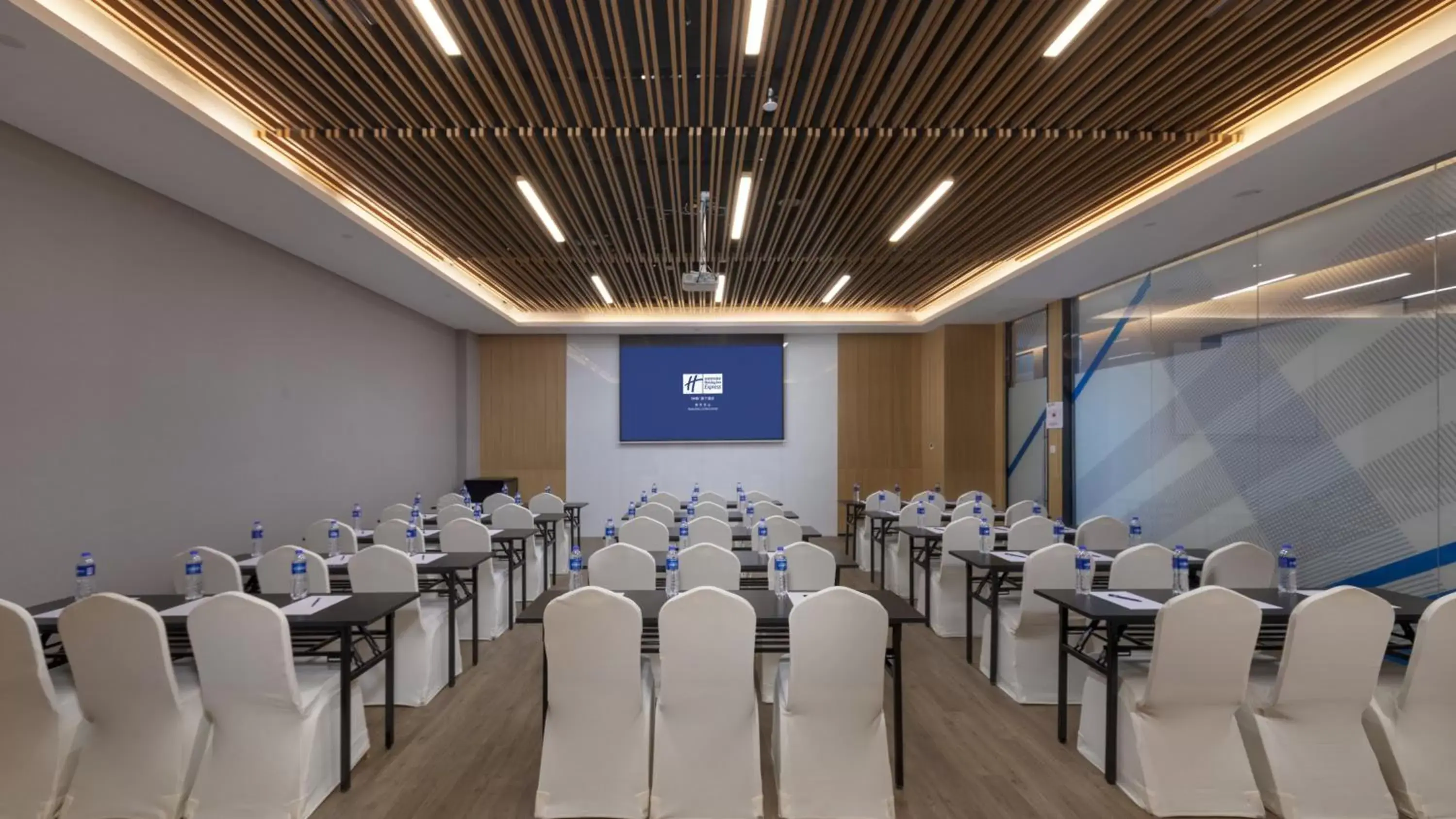 Meeting/conference room in Holiday Inn Express Nanjing Dongshan, an IHG Hotel