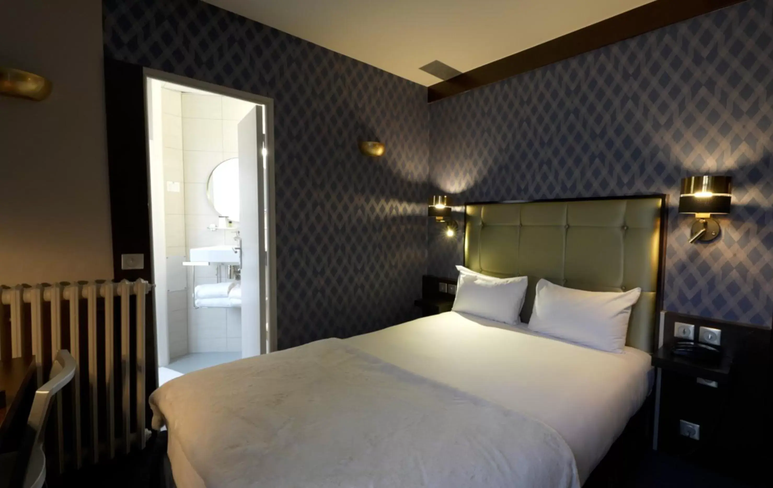 Bed in Hôtel du Parc Montparnasse