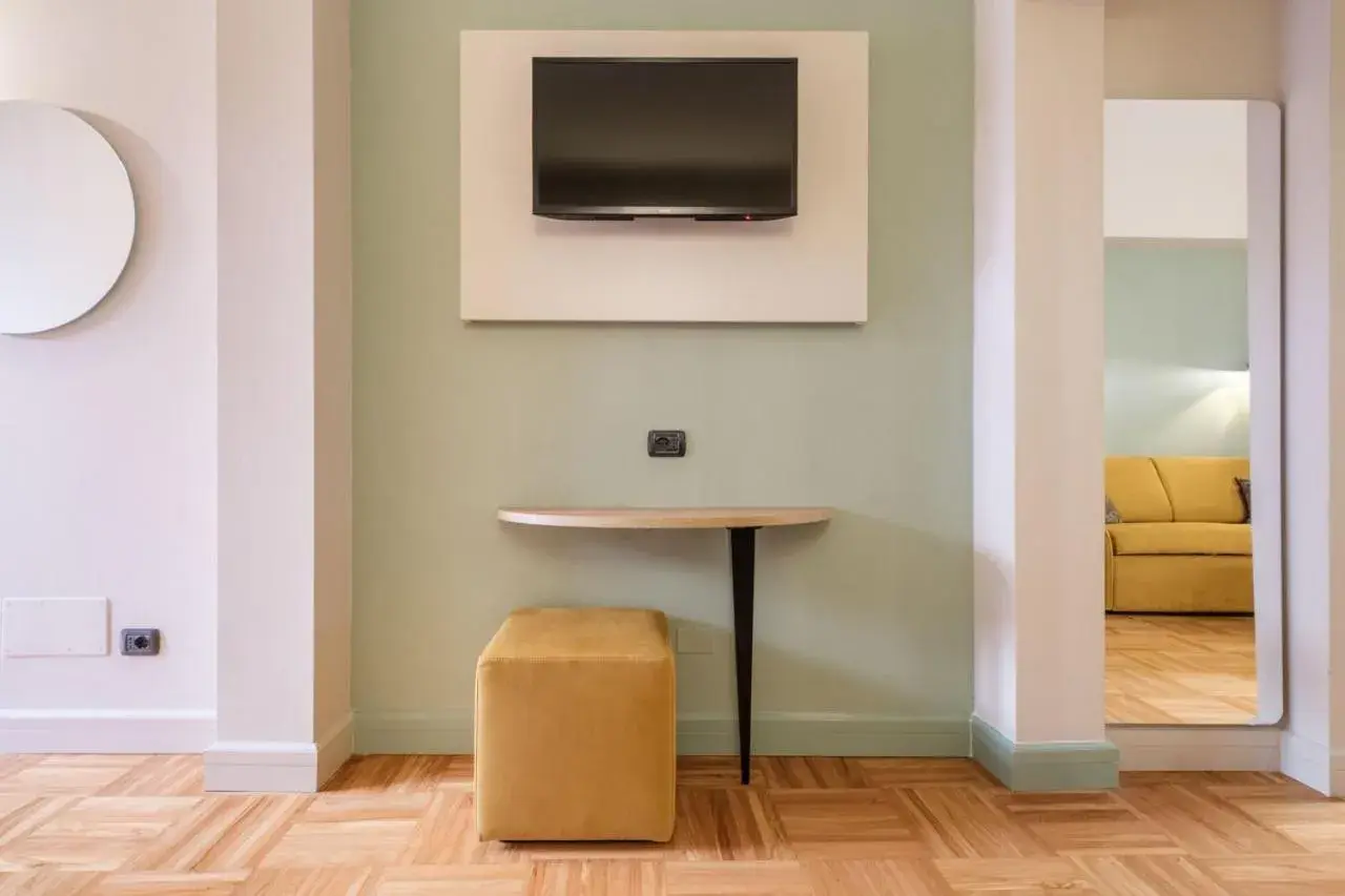 Seating area, TV/Entertainment Center in Hotel Touring