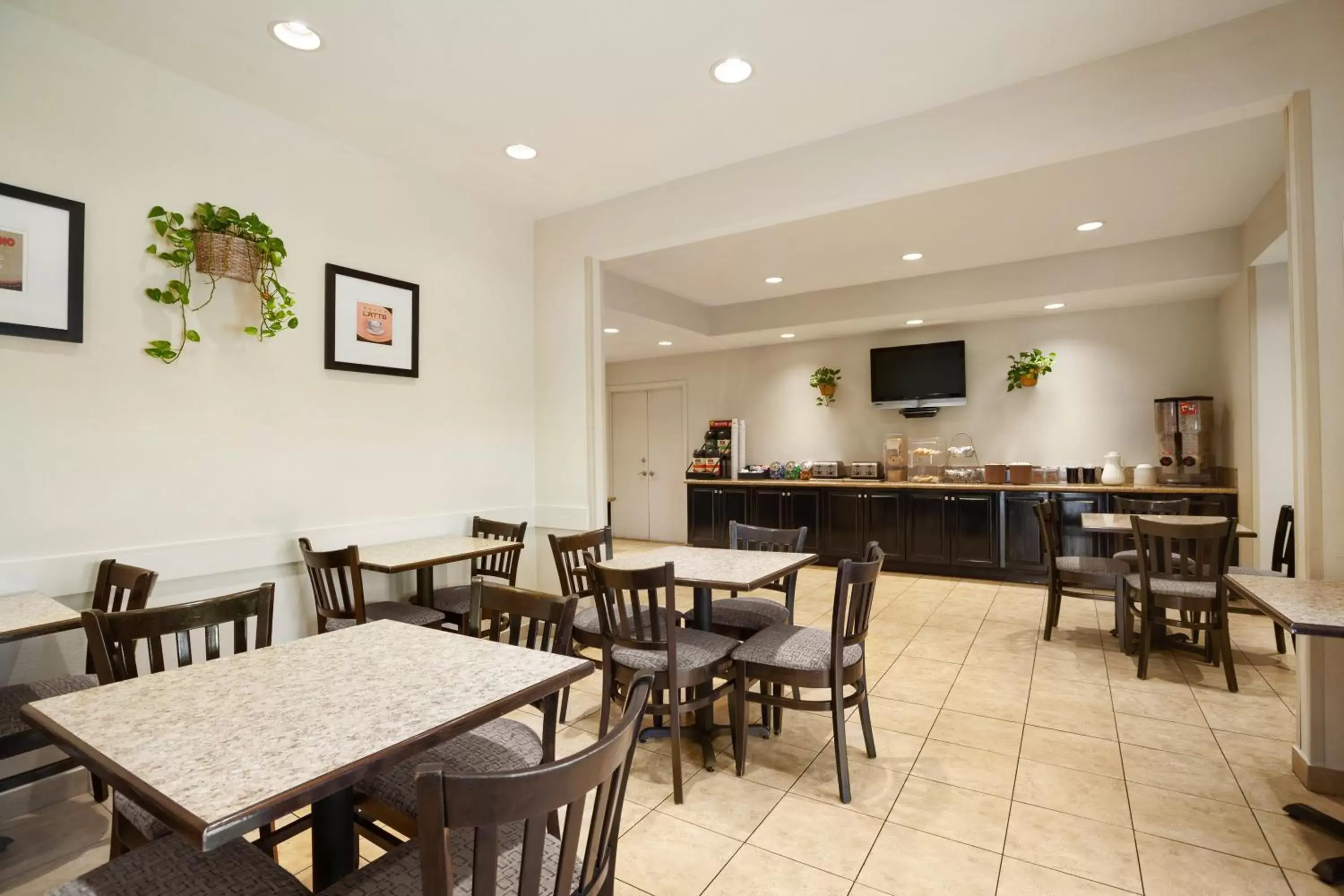 Restaurant/Places to Eat in Howard Johnson by Wyndham San Diego Sea World