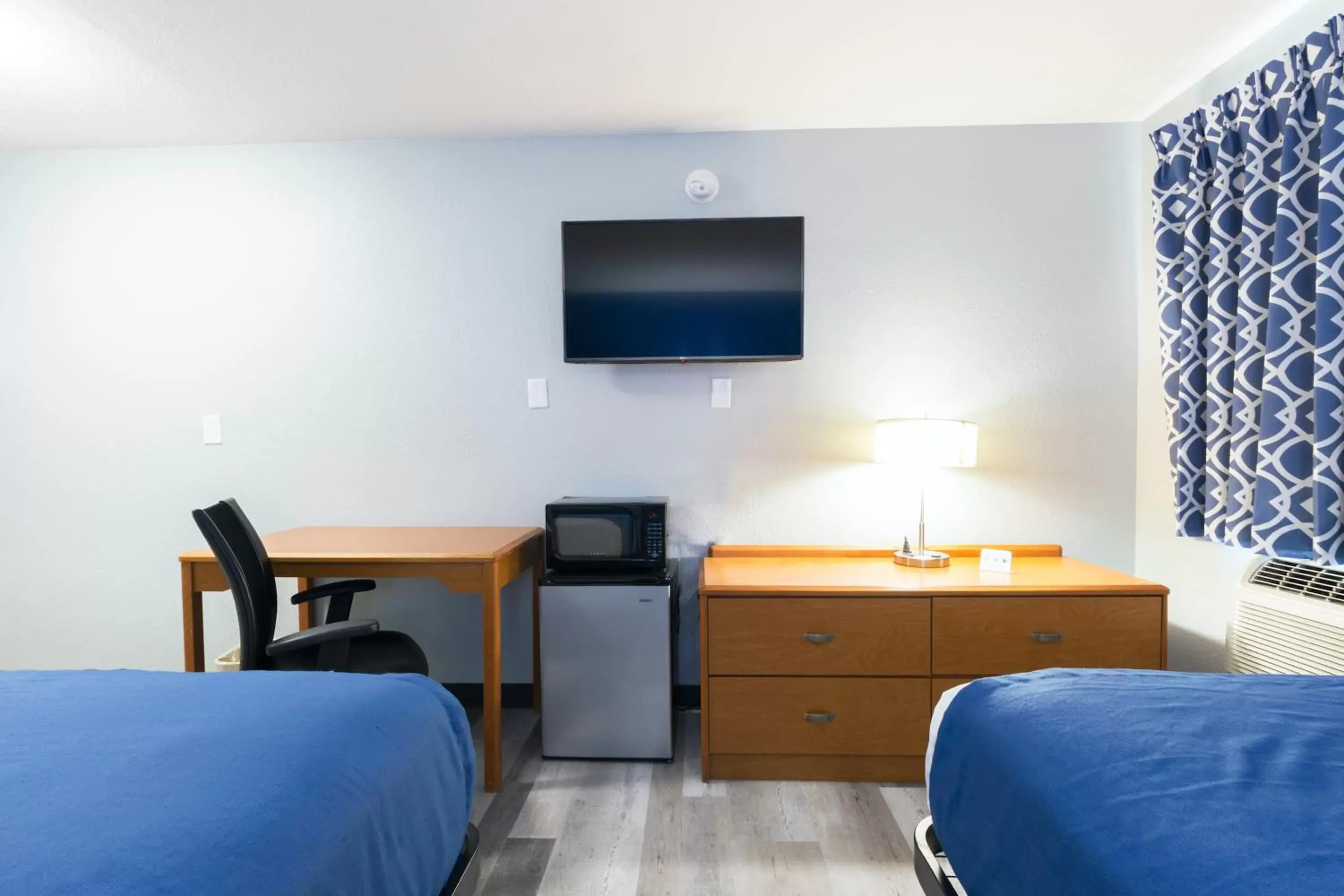 Bed, TV/Entertainment Center in Americas Best Value Inn East Peoria