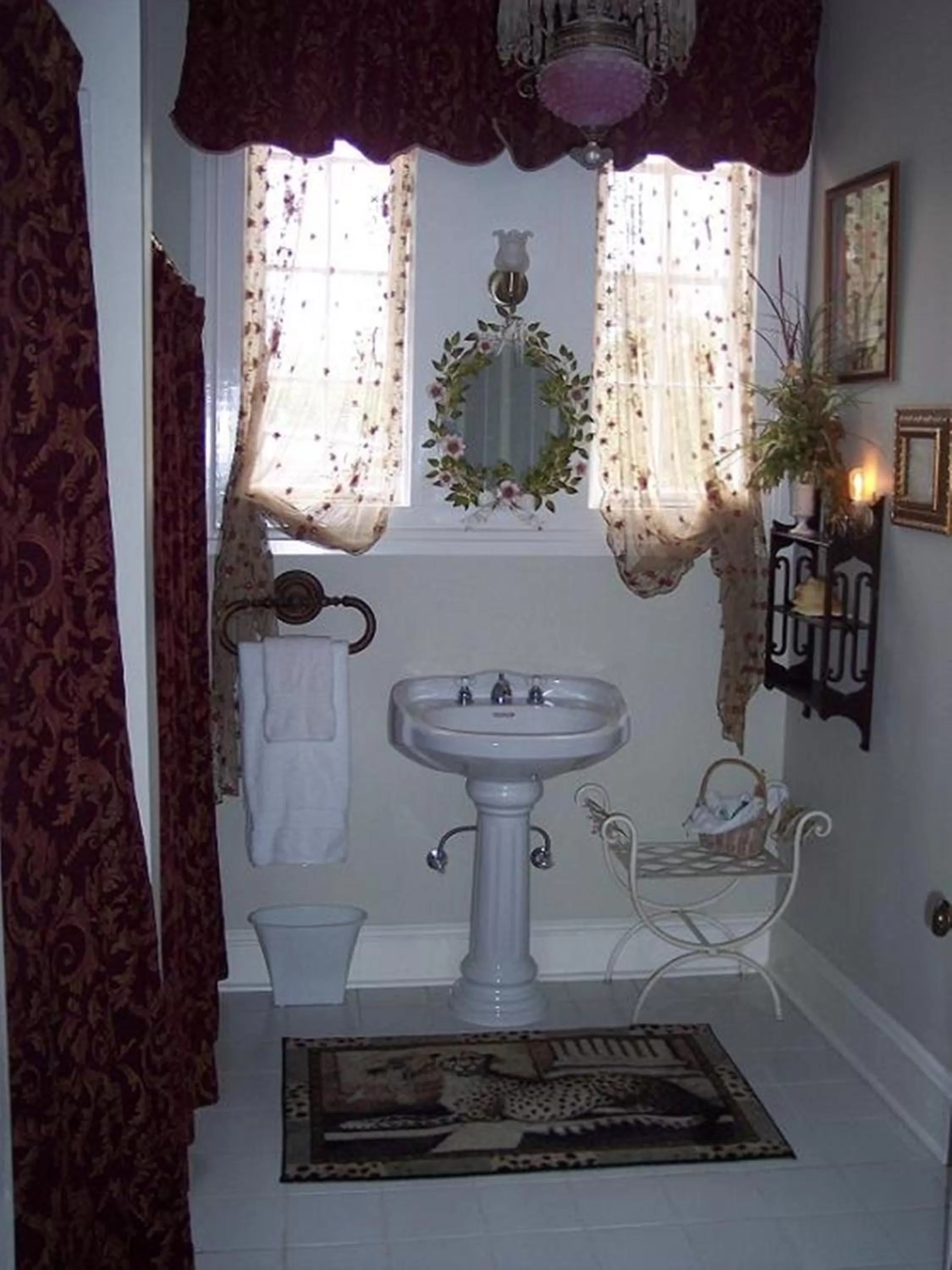 Bathroom in Shadowlawn Bed and Breakfast