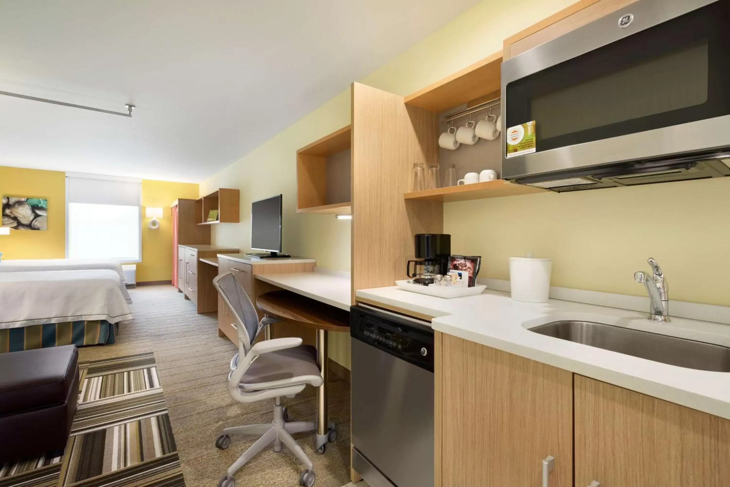 Bedroom, Kitchen/Kitchenette in Home2 Suites By Hilton Baton Rouge