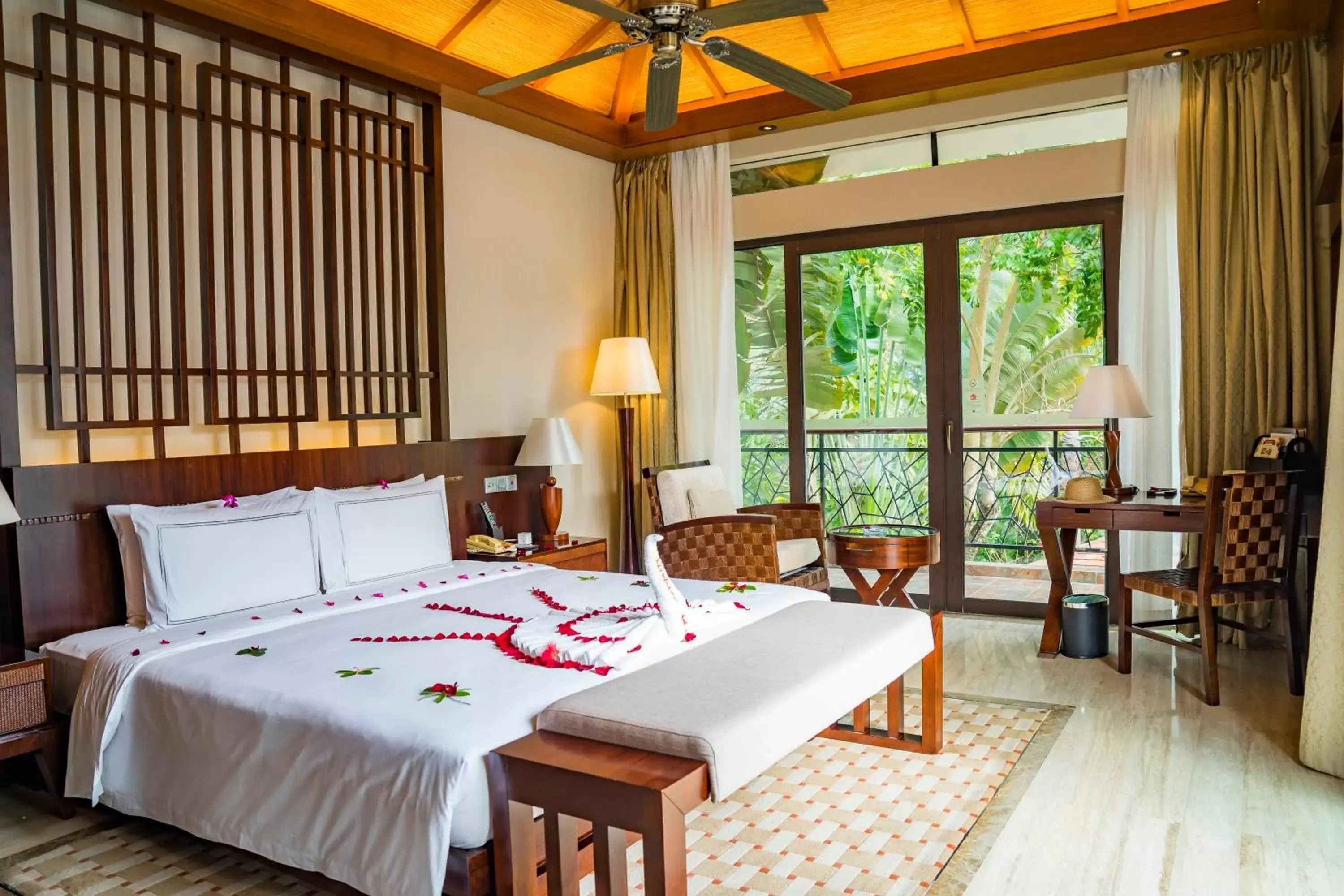 Seating area, Bed in Grand Metropark Villa Resort Sanya Yalong Bay