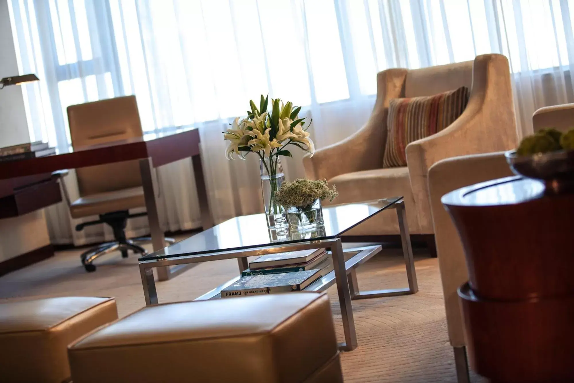 Living room, Seating Area in Renaissance Tianjin Lakeview Hotel