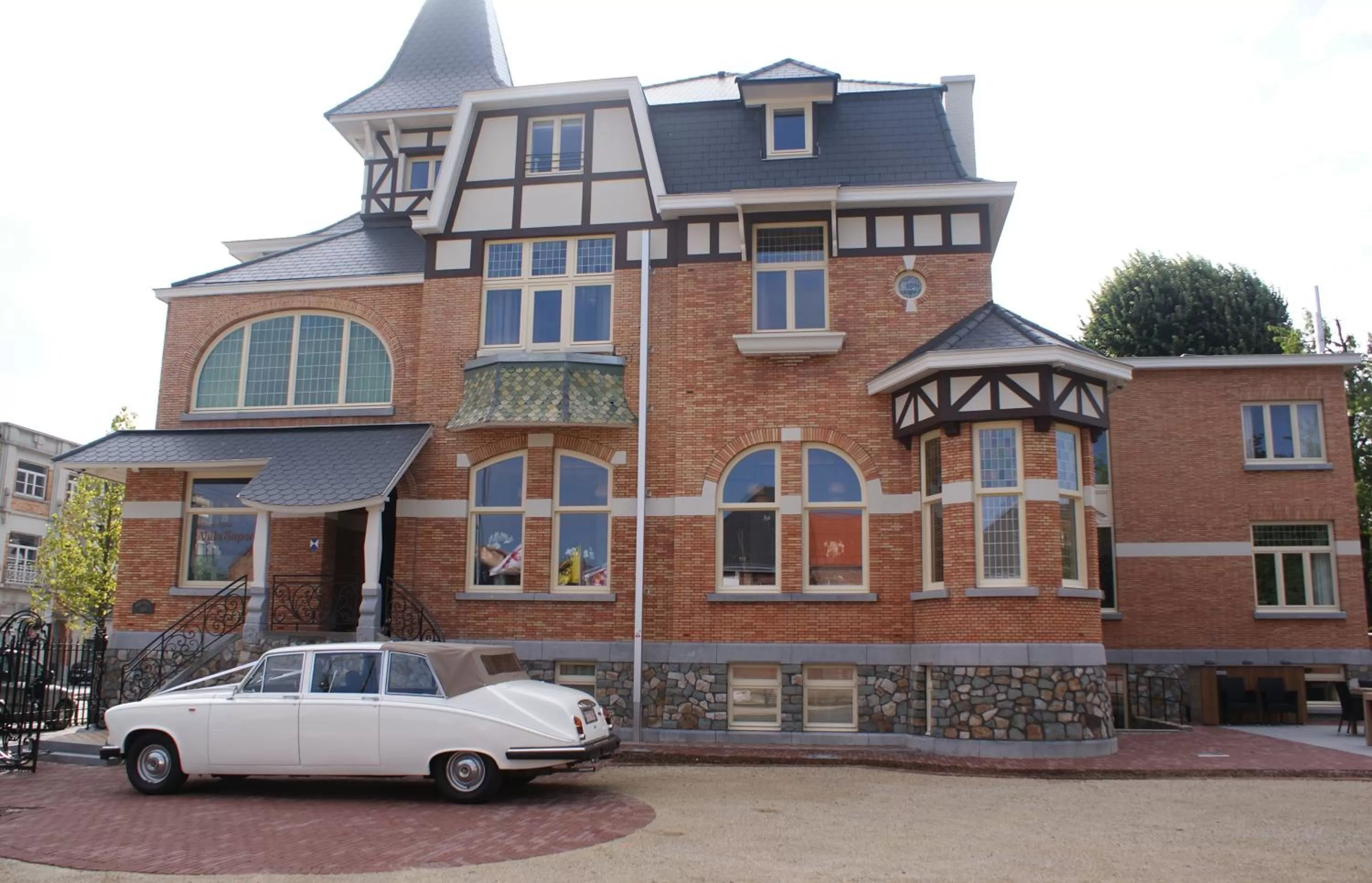Facade/entrance in Charmehotel Villa Saporis