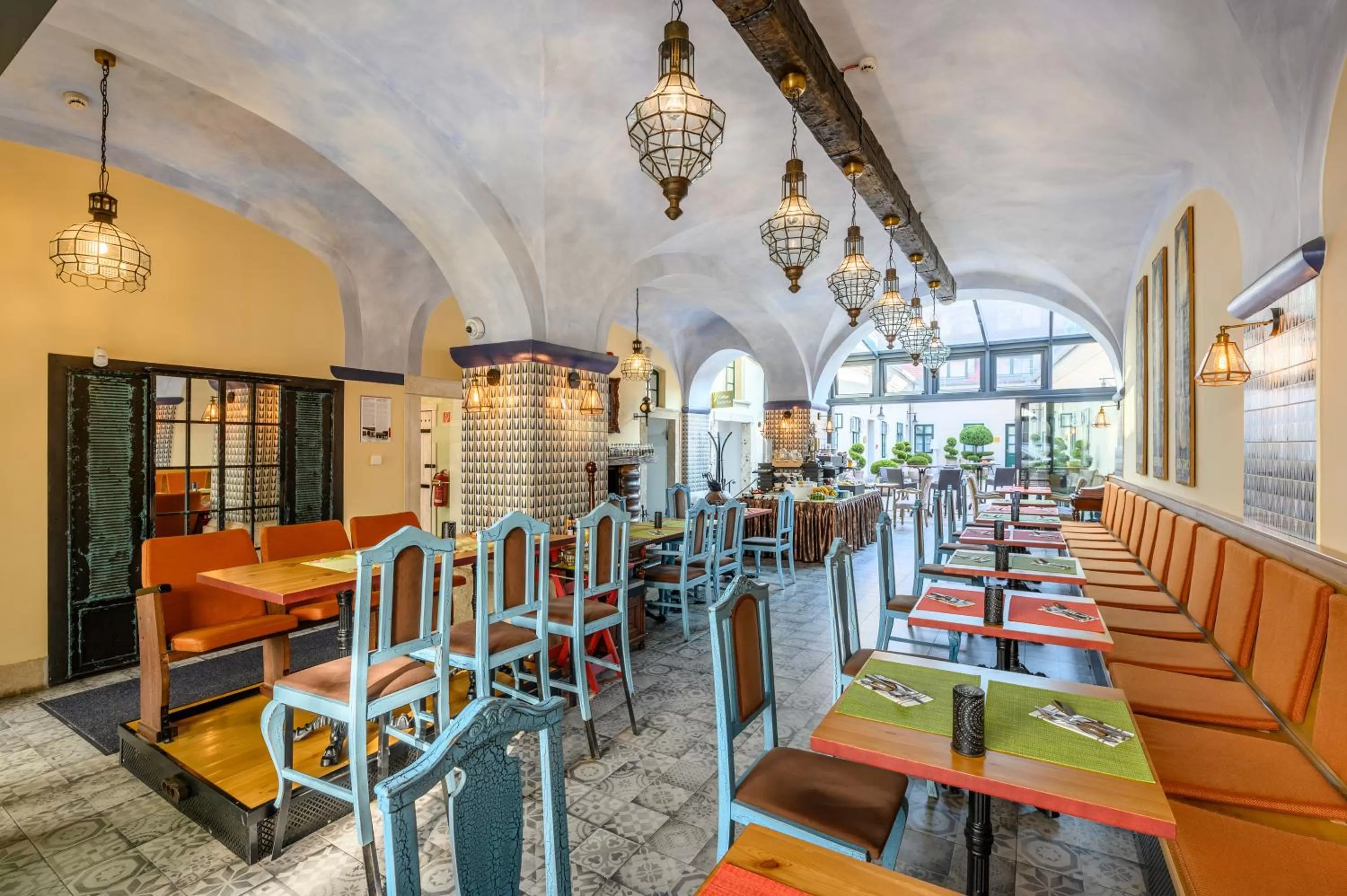 Restaurant/places to eat in Maison Bistro & Hotel