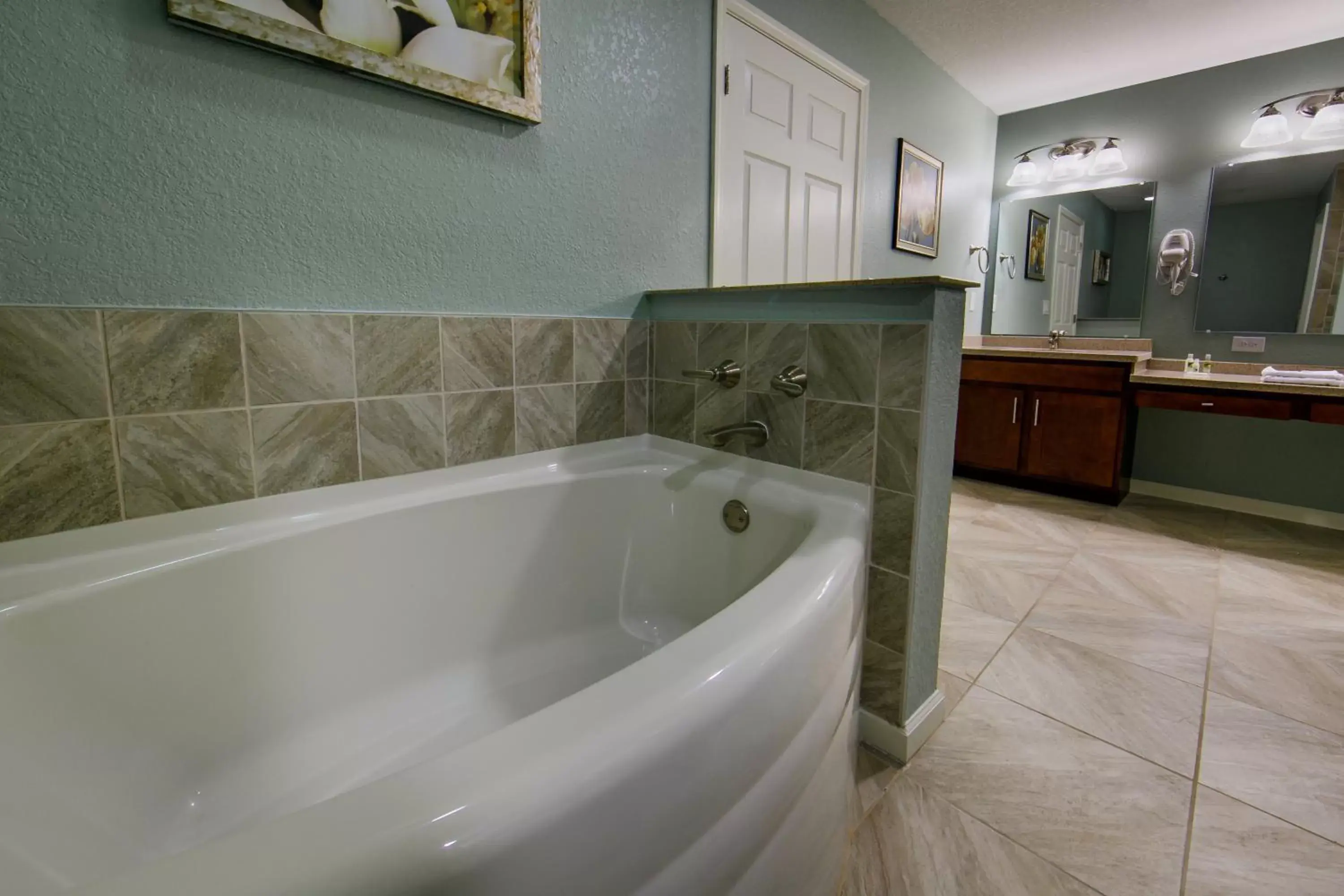 Photo of the whole room, Bathroom in Holiday Inn Club Vacations - Orlando Breeze Resort, an IHG Hotel