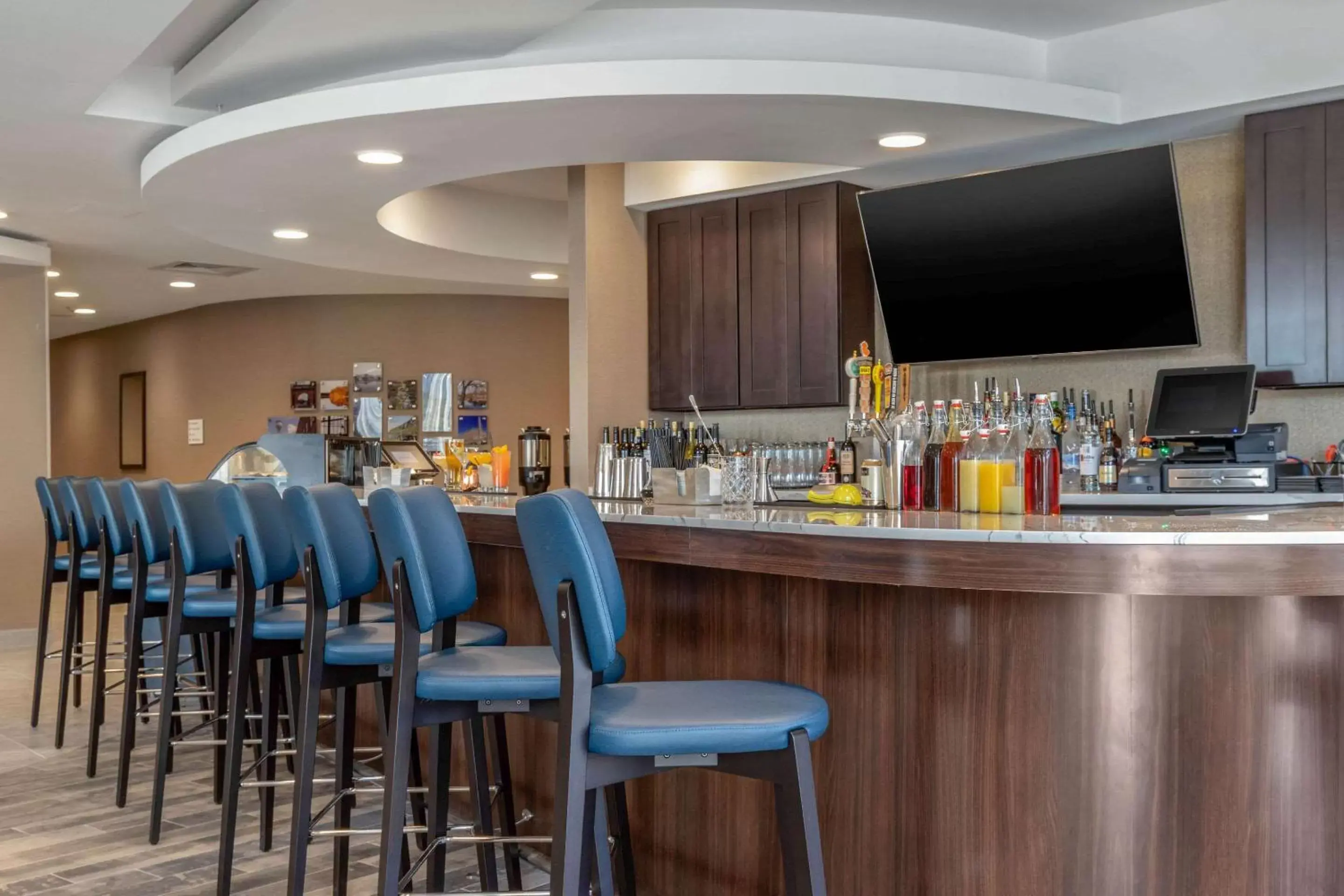 Lounge or bar, Restaurant/Places to Eat in Cambria Hotel West Orange