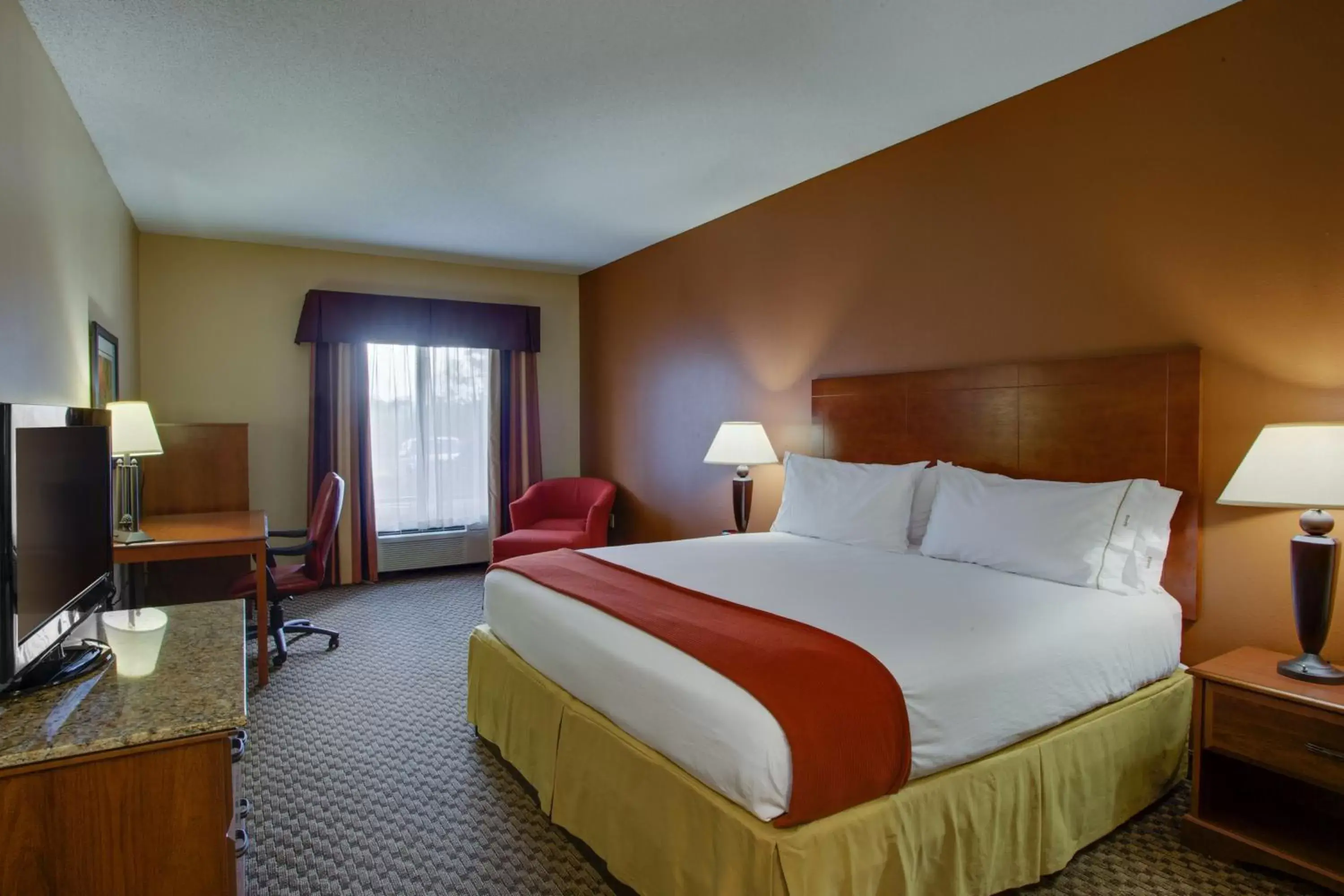 Photo of the whole room, Bed in Holiday Inn Express Hotel & Suites Columbia-I-20 at Clemson Road, an IHG Hotel