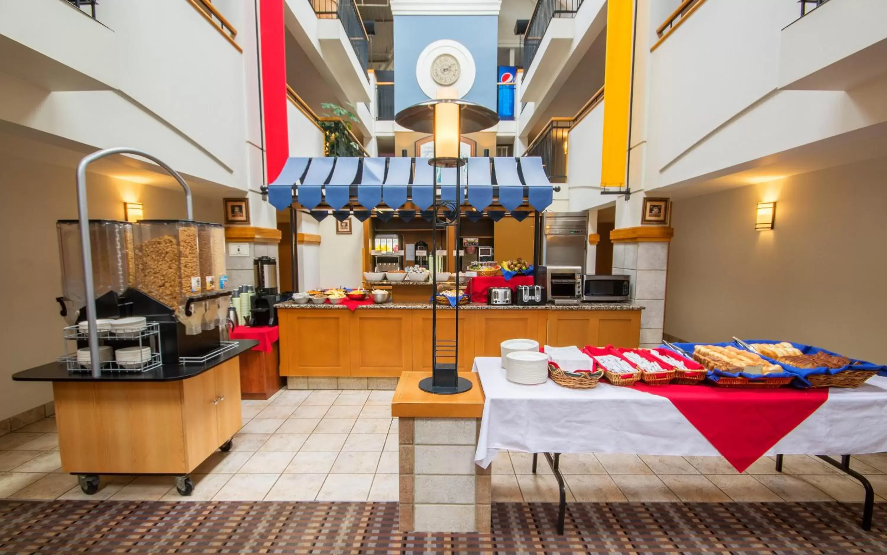 Continental breakfast, Restaurant/Places to Eat in Hôtel Lindbergh