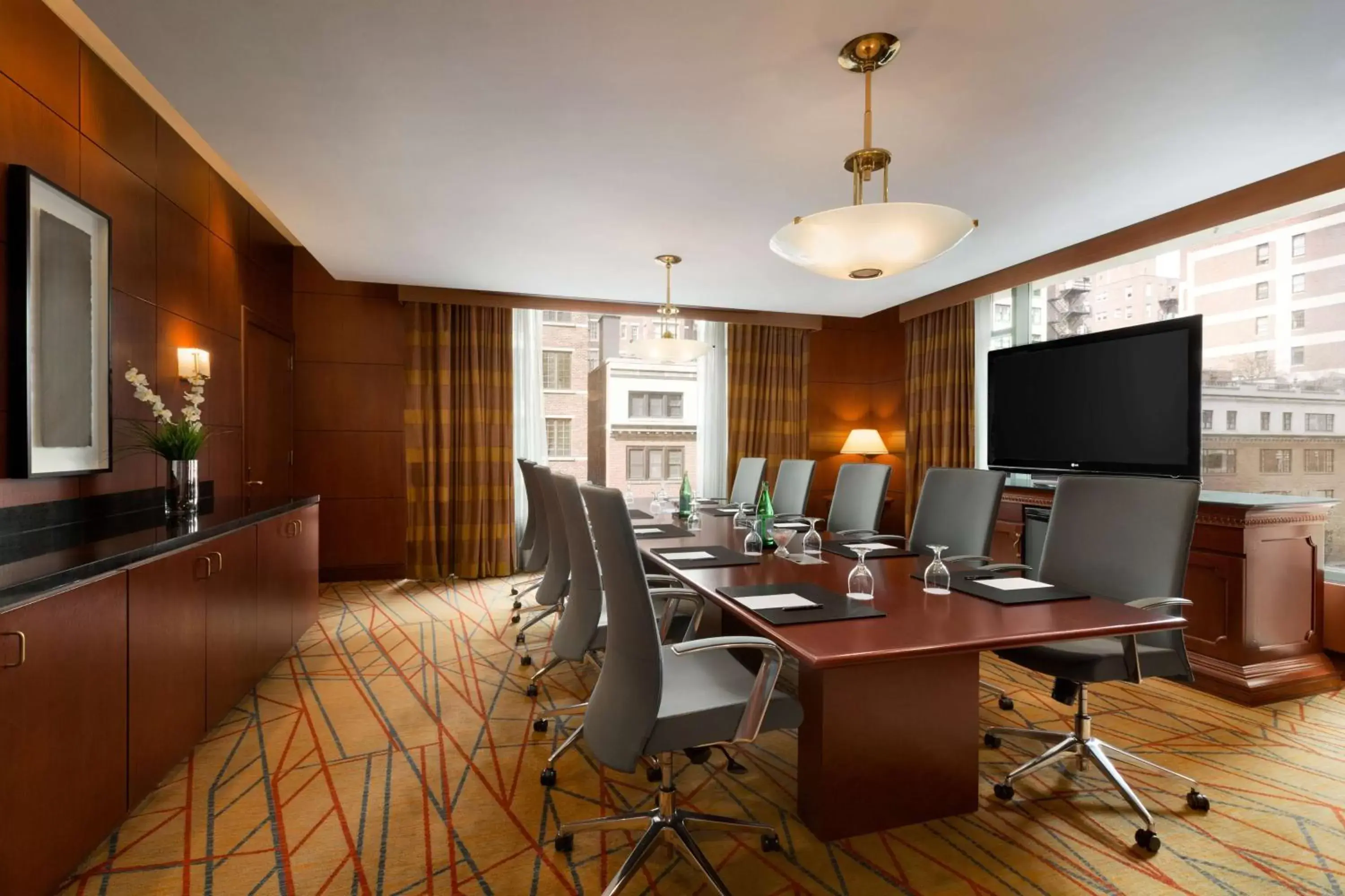 Meeting/conference room in Hilton Chicago Magnificent Mile Suites