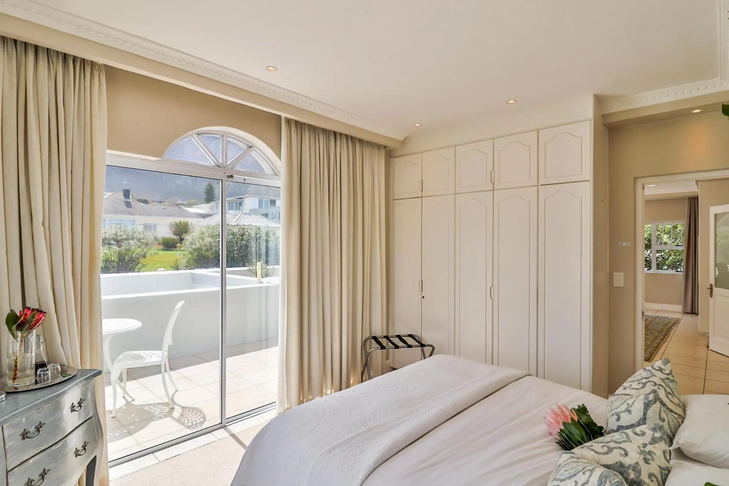 Bedroom, Bed in Hermanus Beachfront Lodge