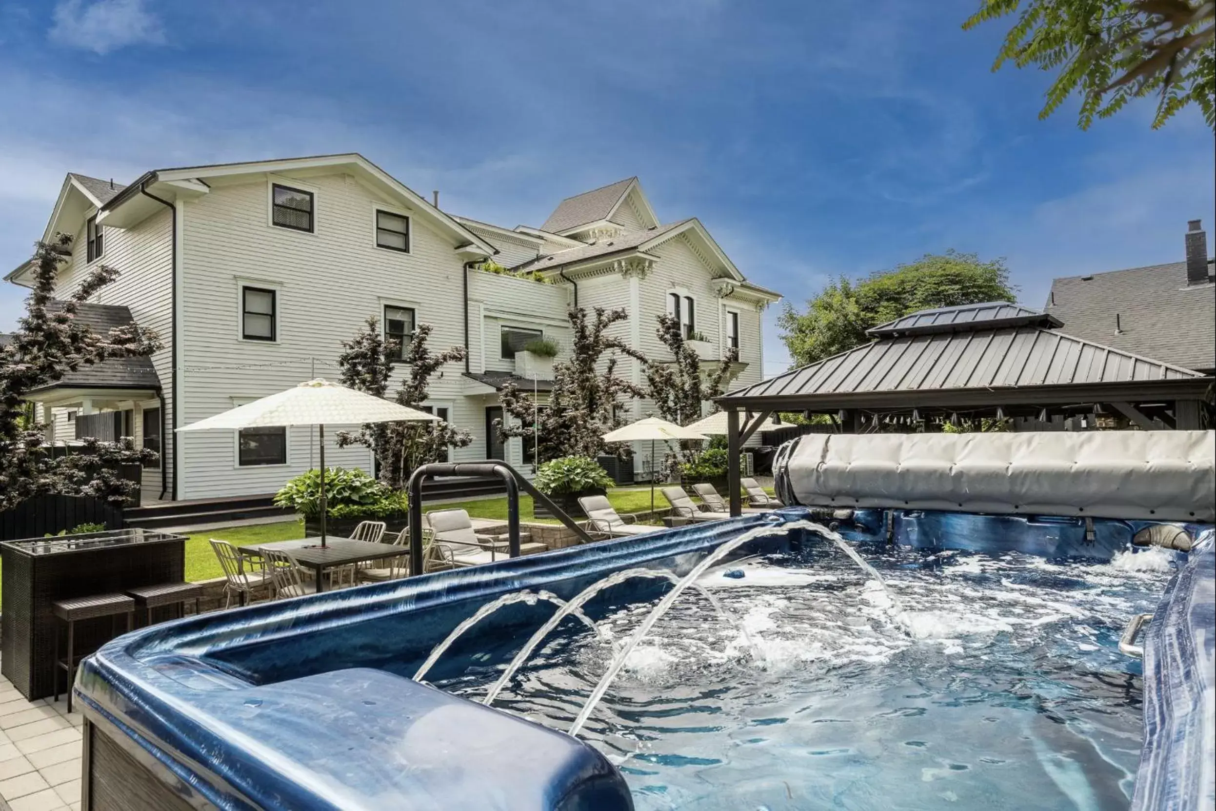 Hot Tub, Swimming Pool in The Wesley Walla Walla