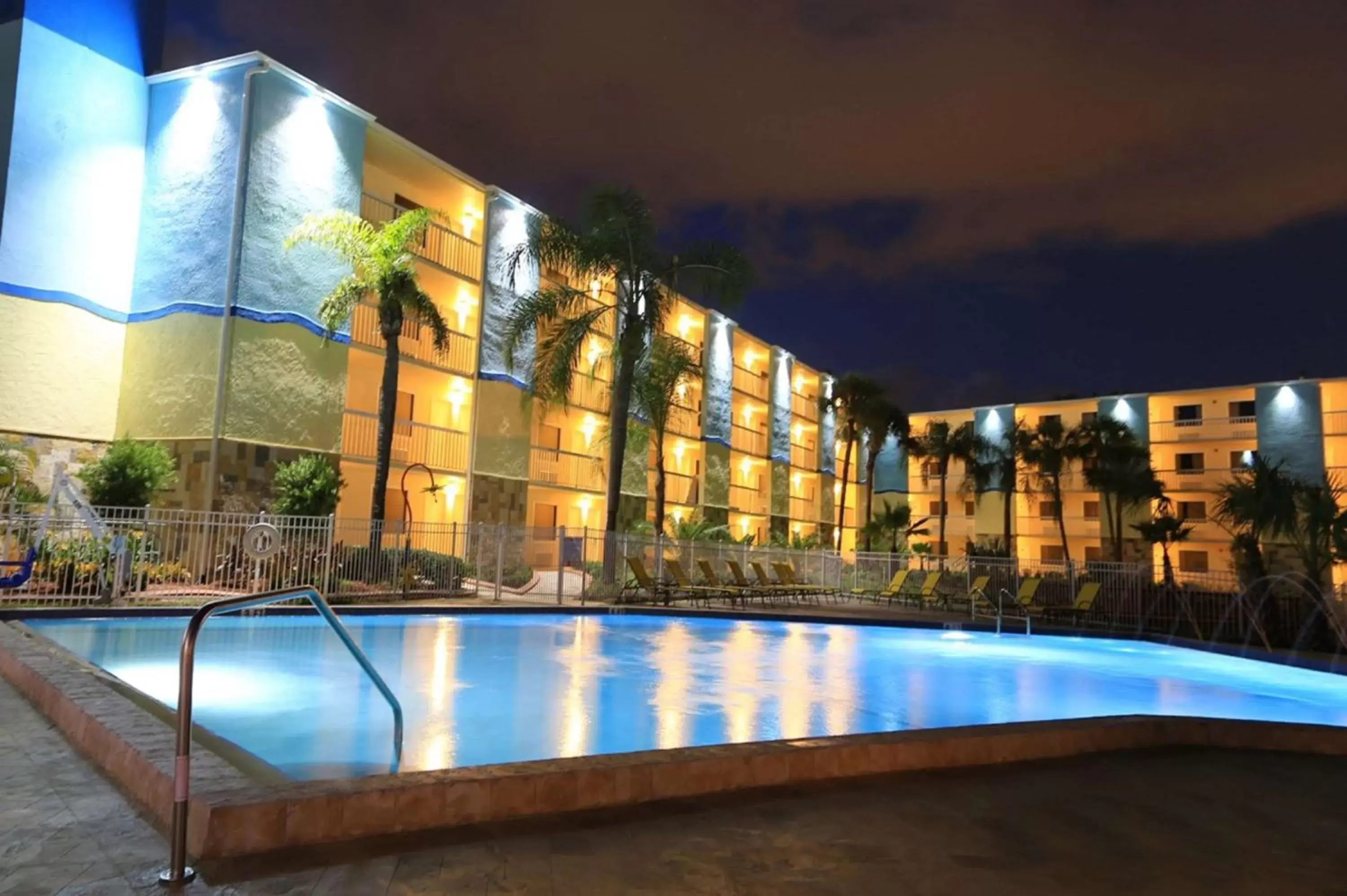 On site, Swimming Pool in SureStay Plus by Best Western Orlando International Drive