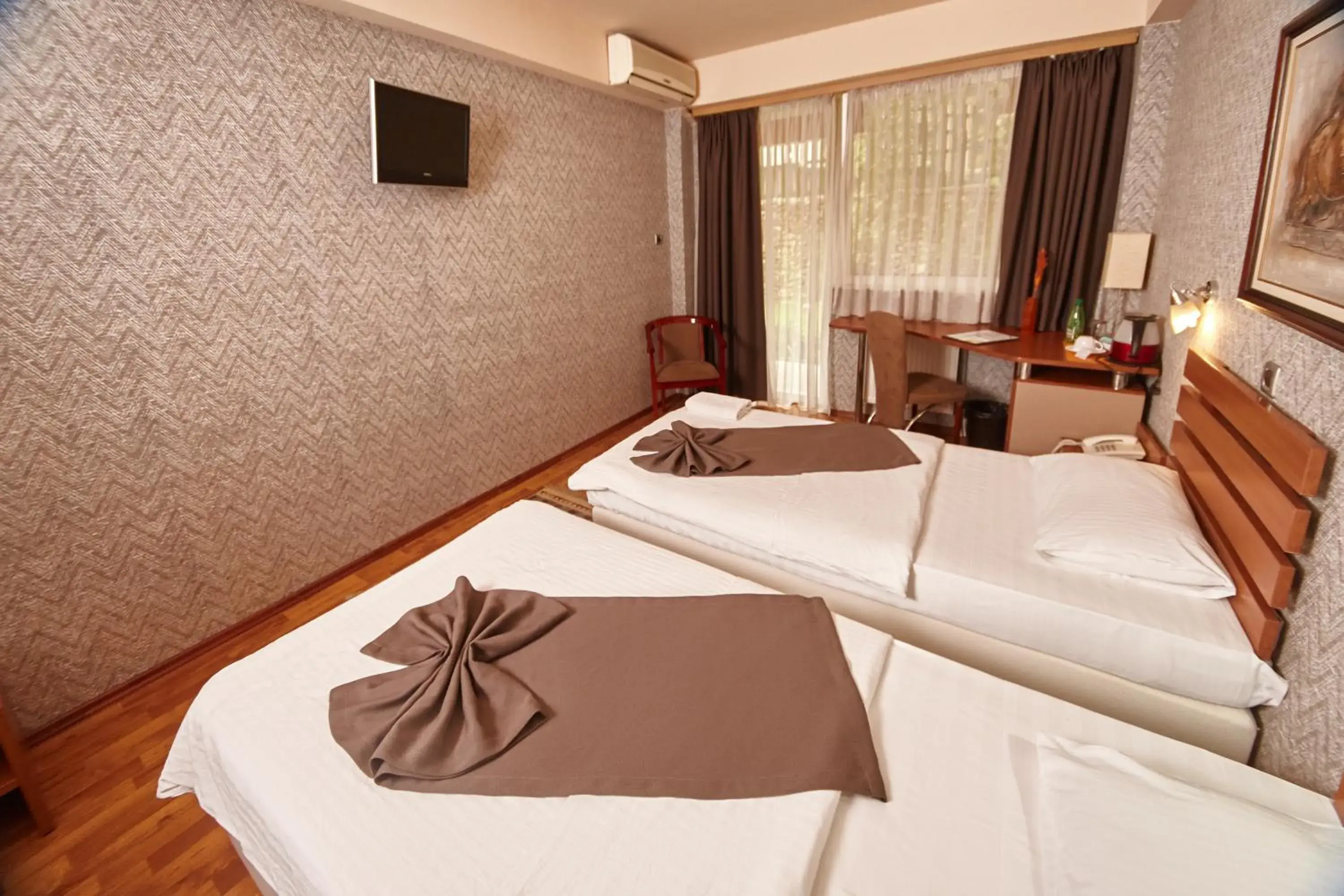 Photo of the whole room, Bed in Leonardo Hotel