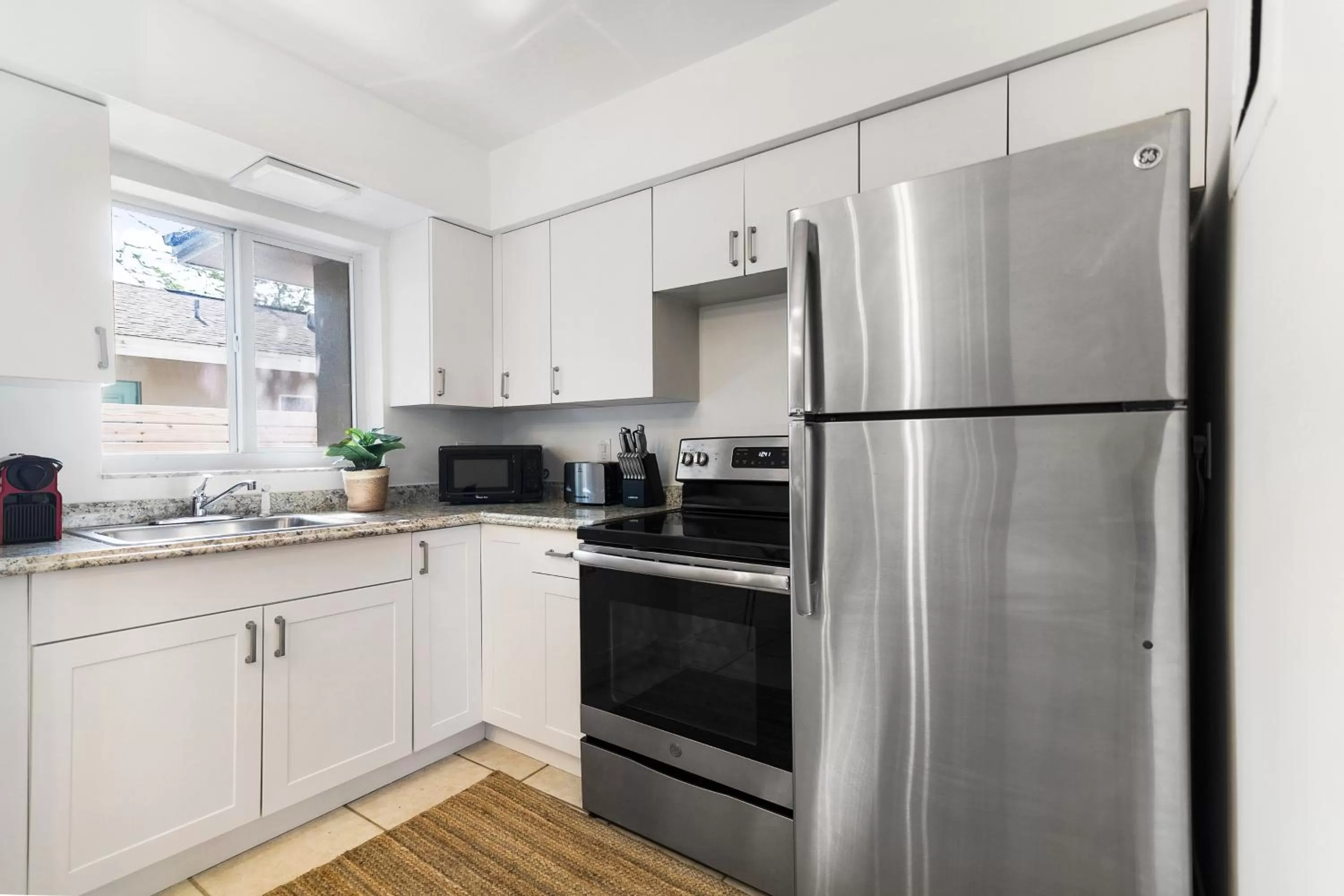 Kitchen or kitchenette in Alani Bay Premium Condos