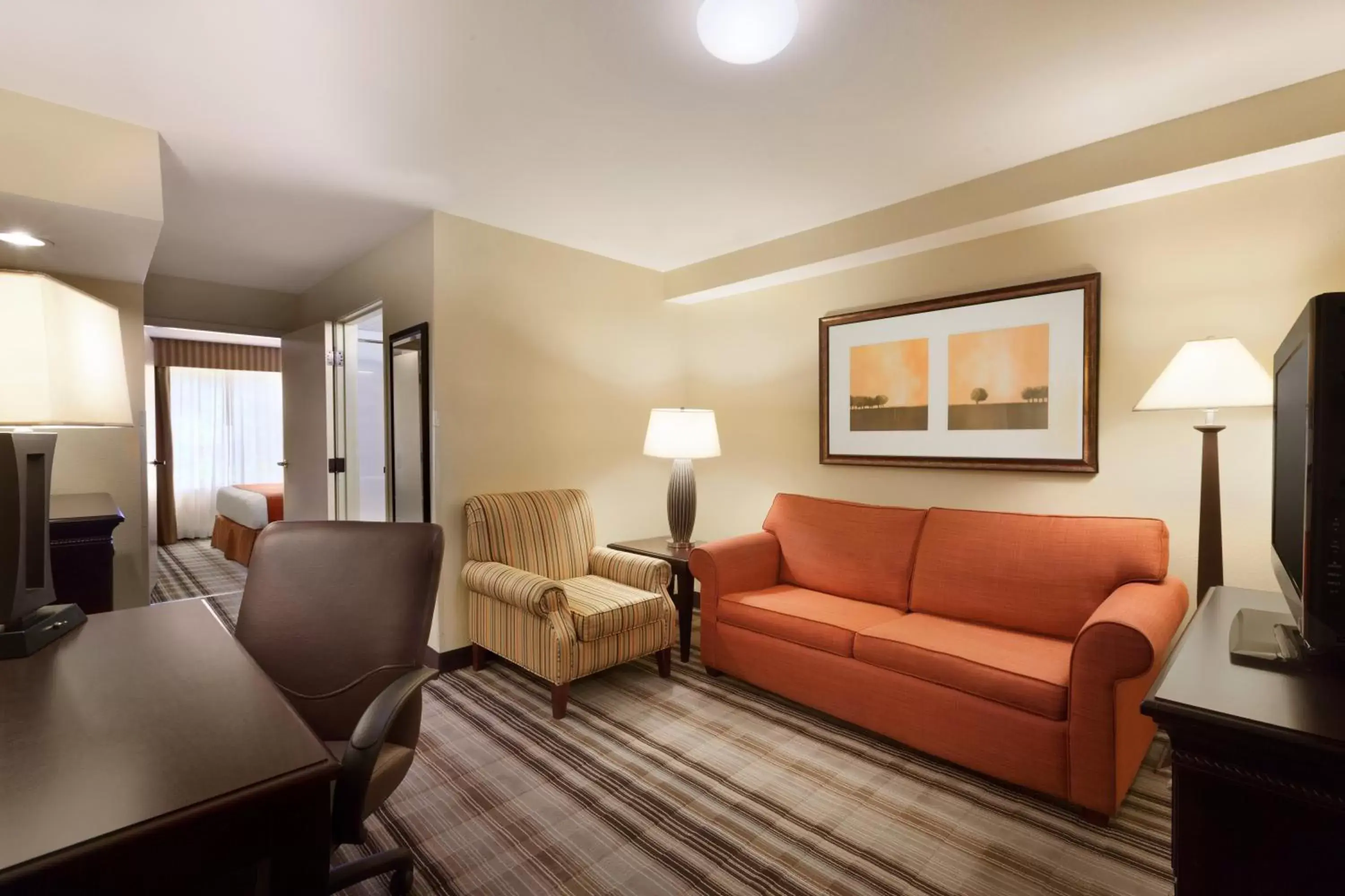 Living room, Seating Area in Country Inn & Suites by Radisson, Lexington, VA