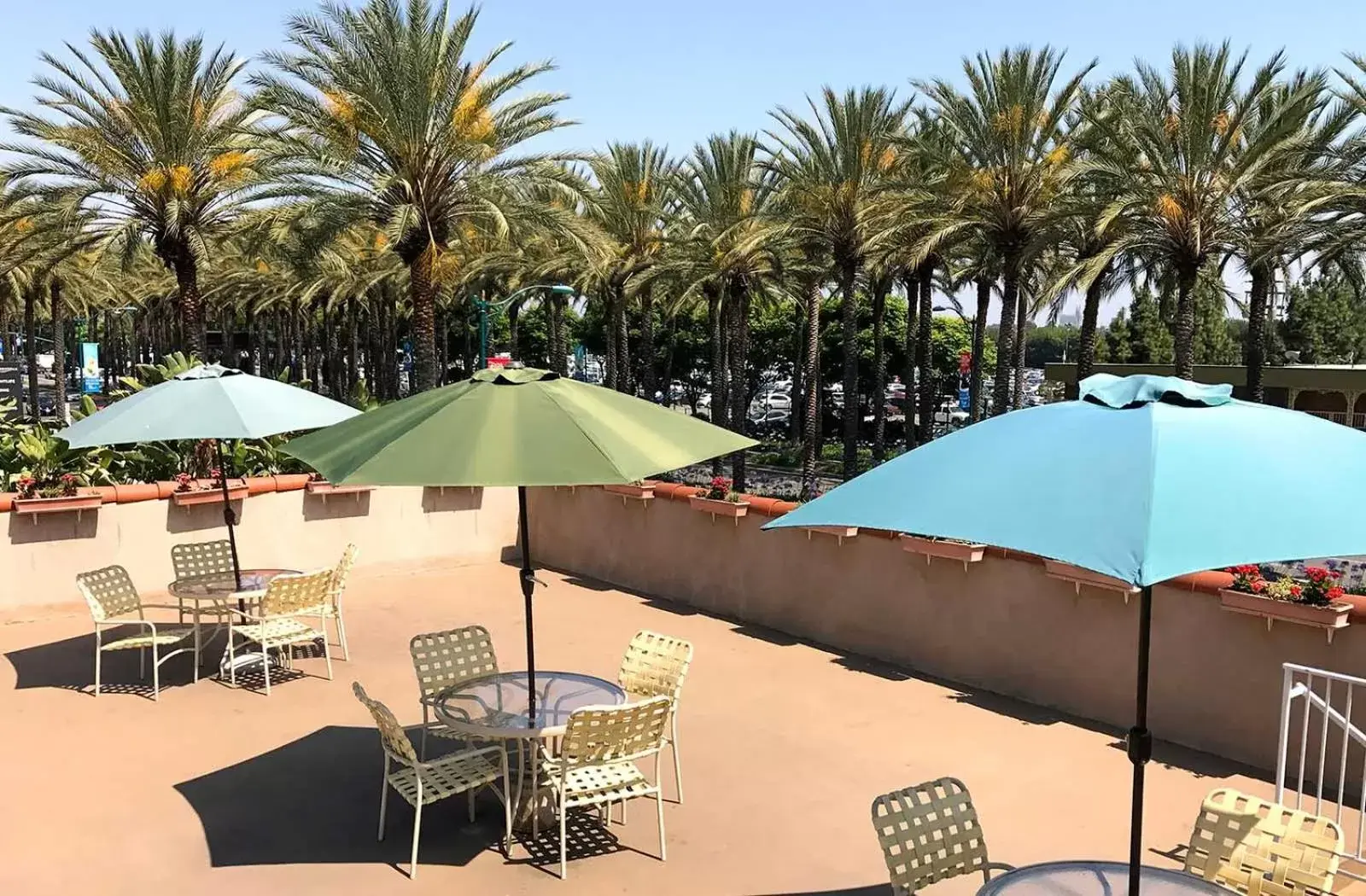 Patio in Kings Inn Anaheim at The Park & Convention Center