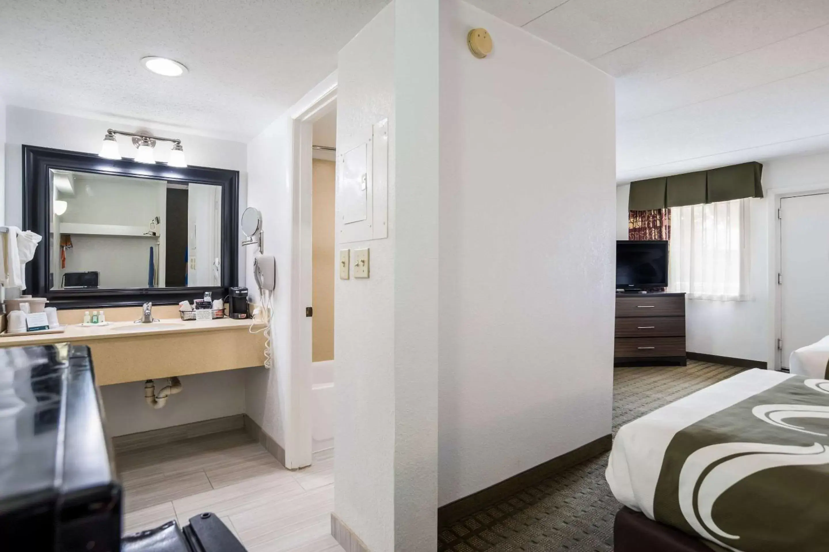 Photo of the whole room, Bathroom in Quality Inn Mount Vernon