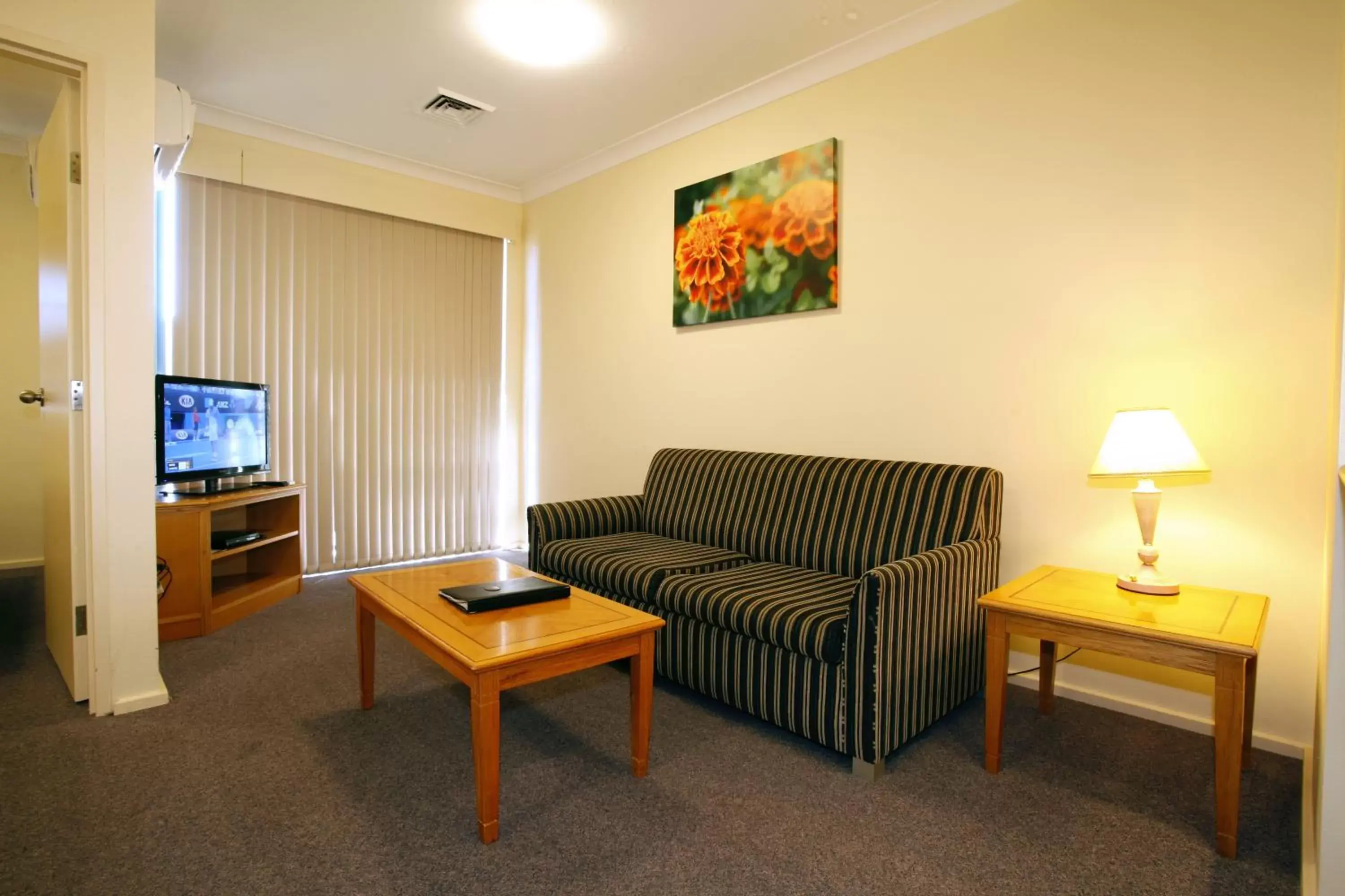 Living room, Seating Area in Maclin Lodge Motel