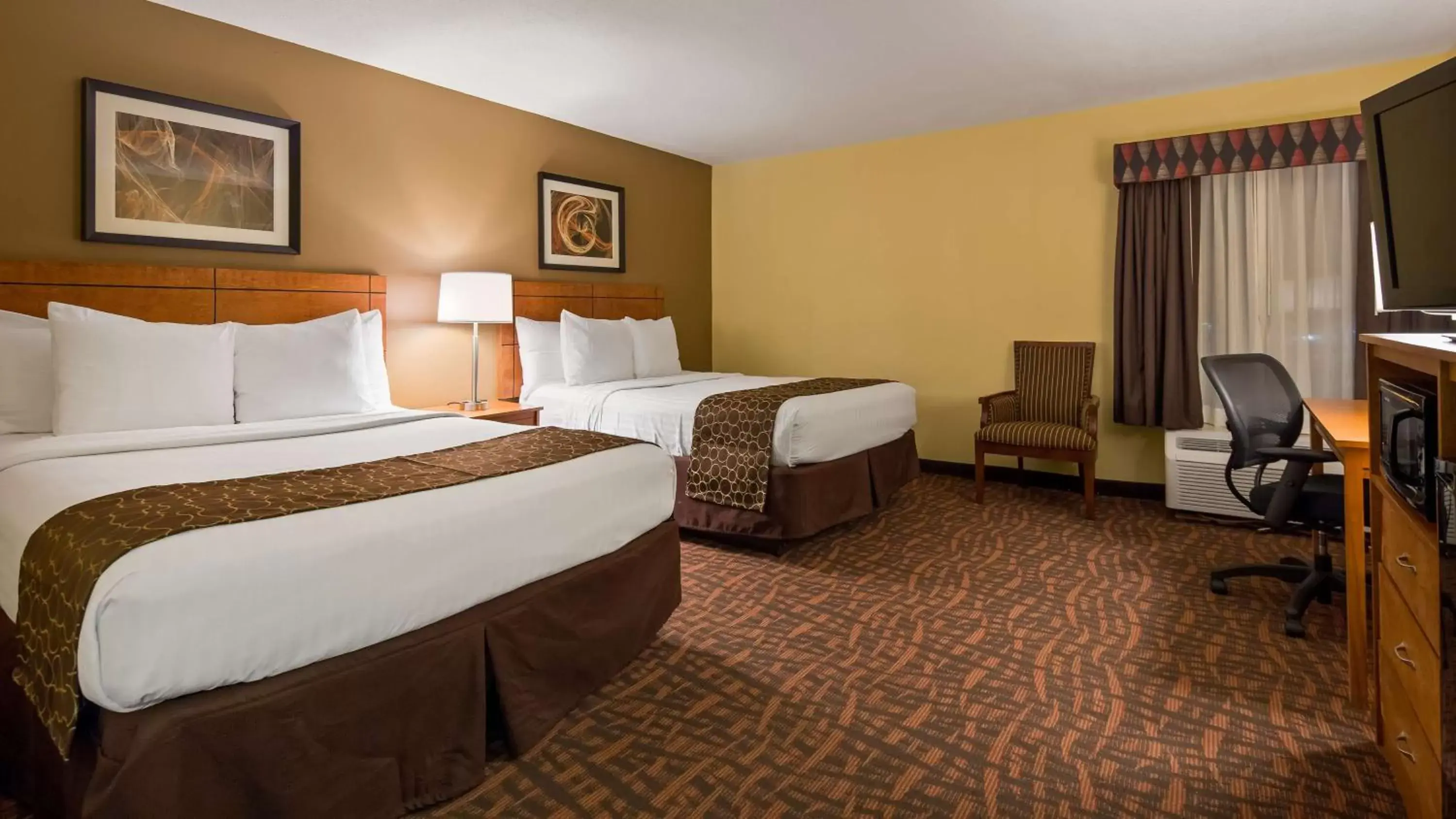 Photo of the whole room, Bed in Best Western Louisville East Inn & Suites