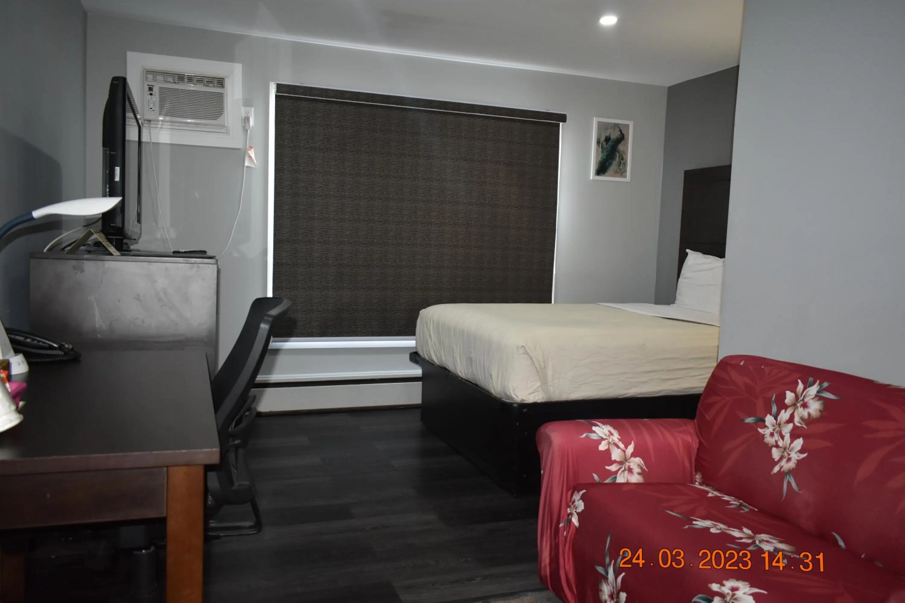 Bedroom in Time Travellers Motel