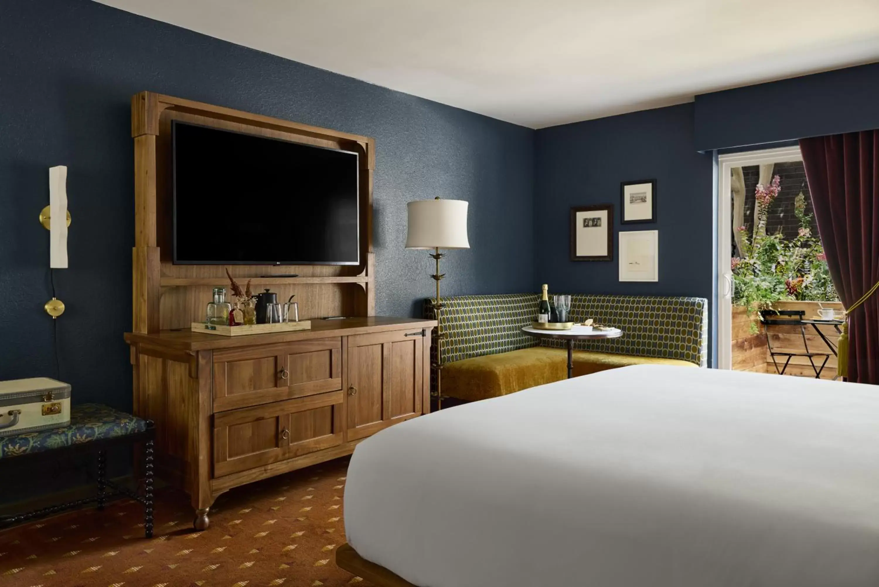 Bed, TV/Entertainment Center in Chattanooga Choo Choo