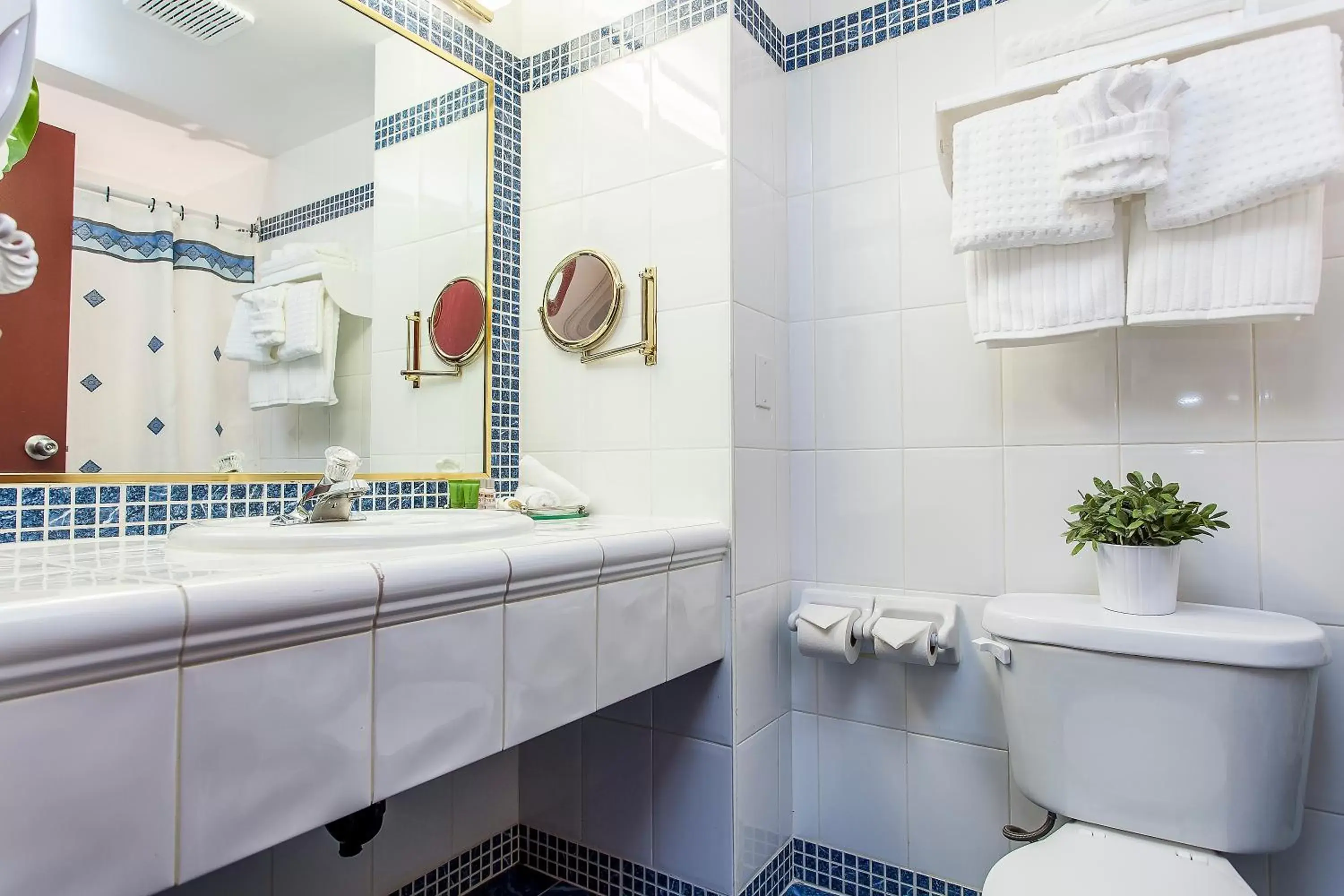 Bathroom in Le Nouvel Hotel