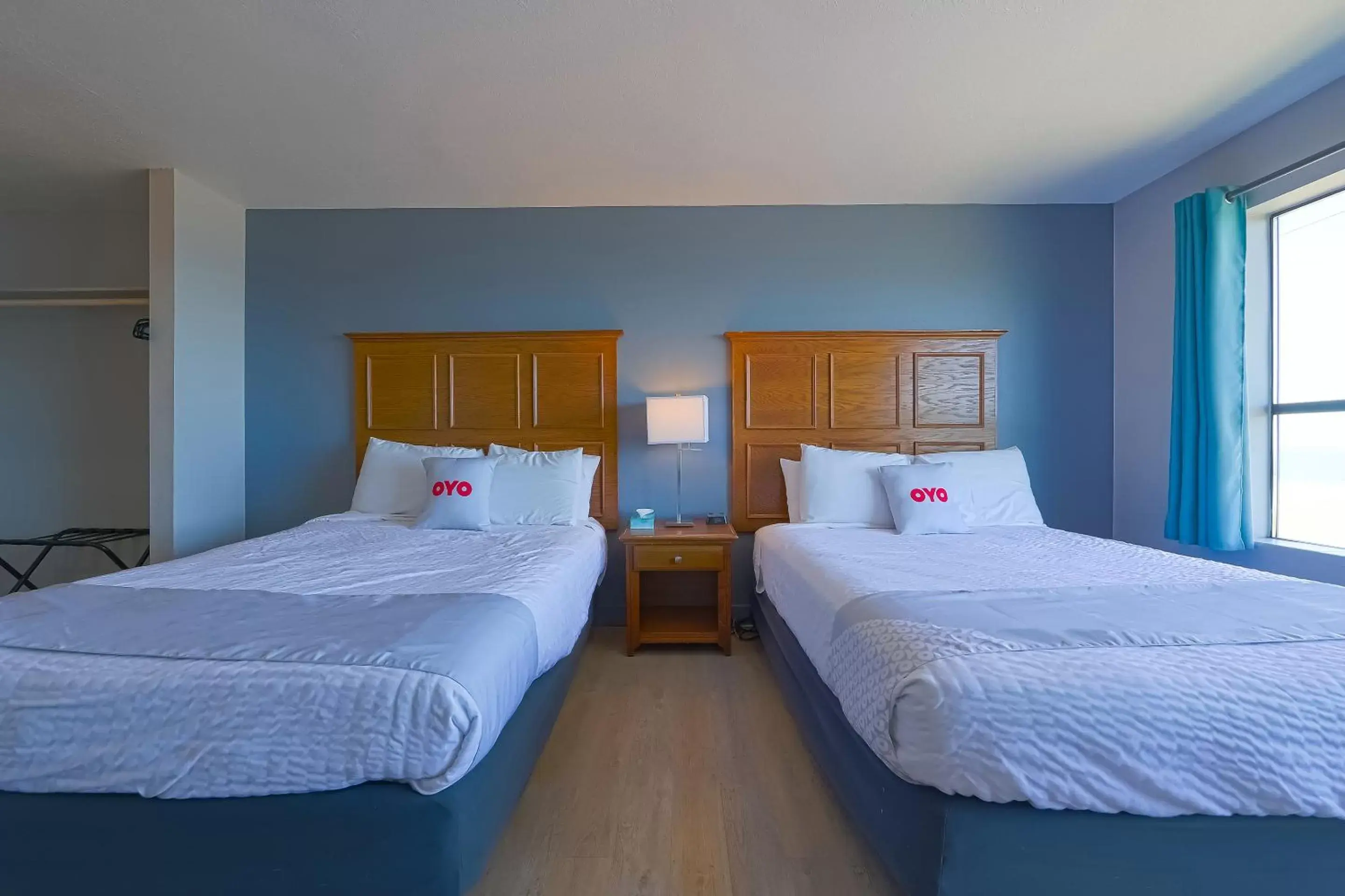 Bedroom, Bed in OYO Waves Hotel Newport OR - NYE Beach