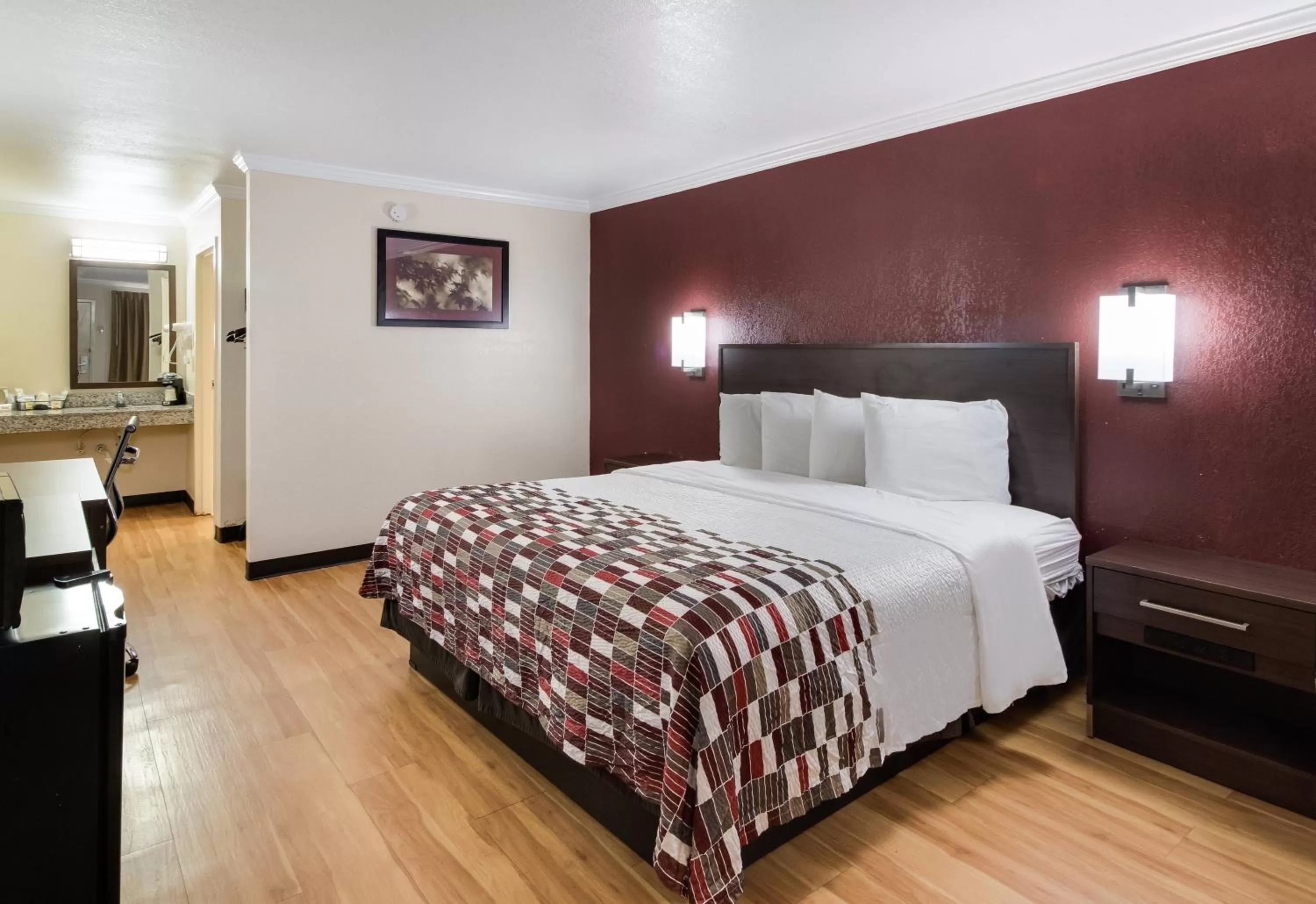 Photo of the whole room, Bed in Red Roof Inn & Suites Commerce - Athens