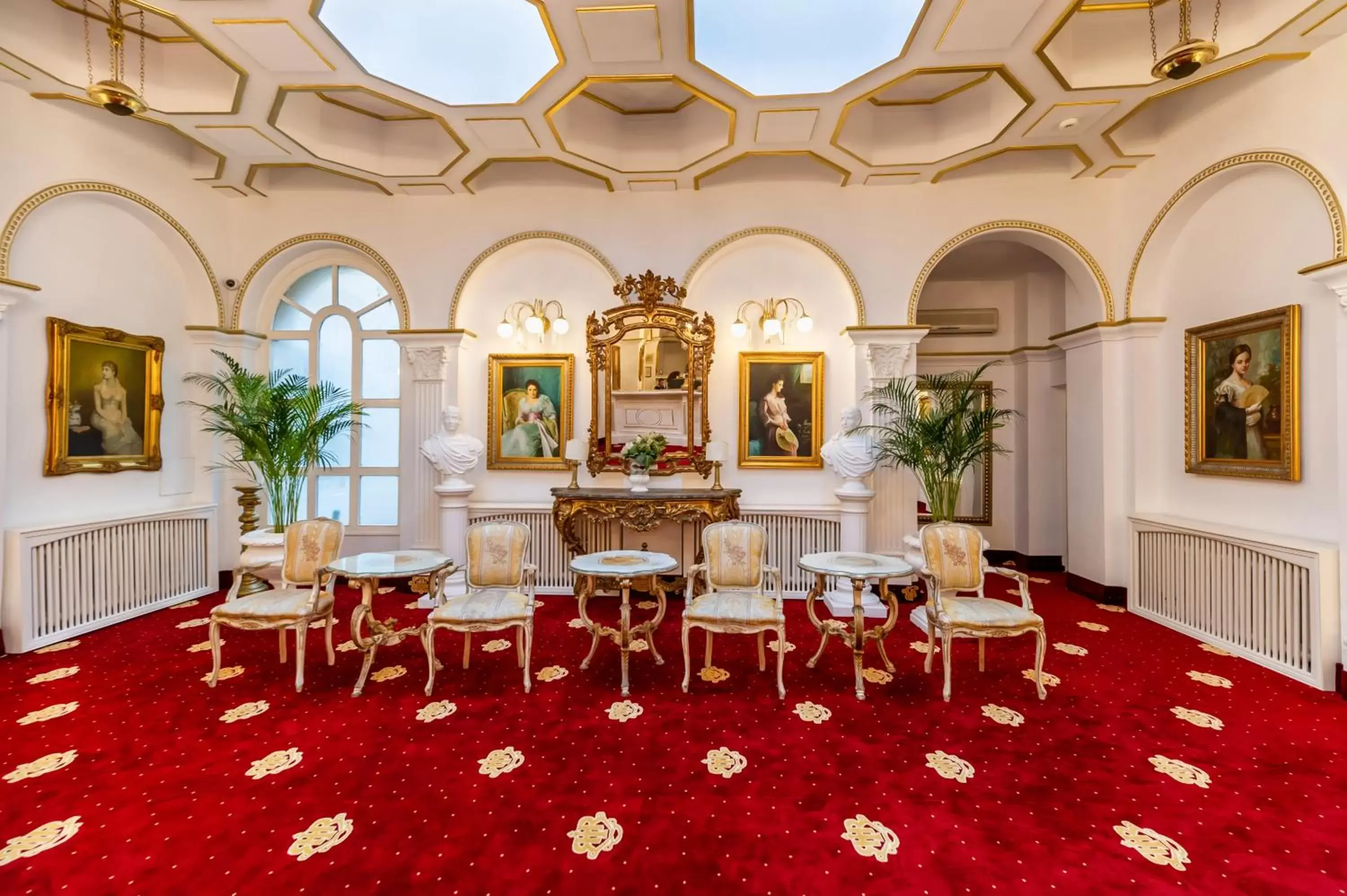 Lobby or reception in Hotel Imparatul Romanilor