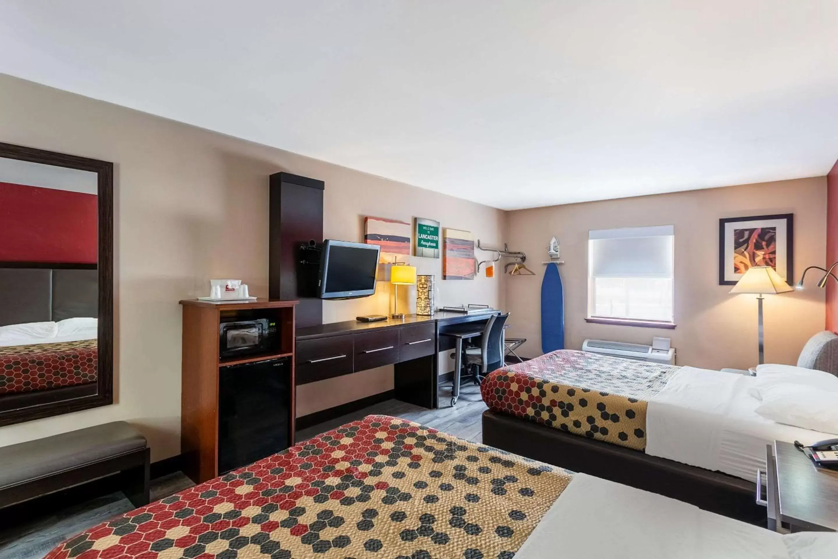 Bedroom, TV/Entertainment Center in Econo Lodge Amish Country